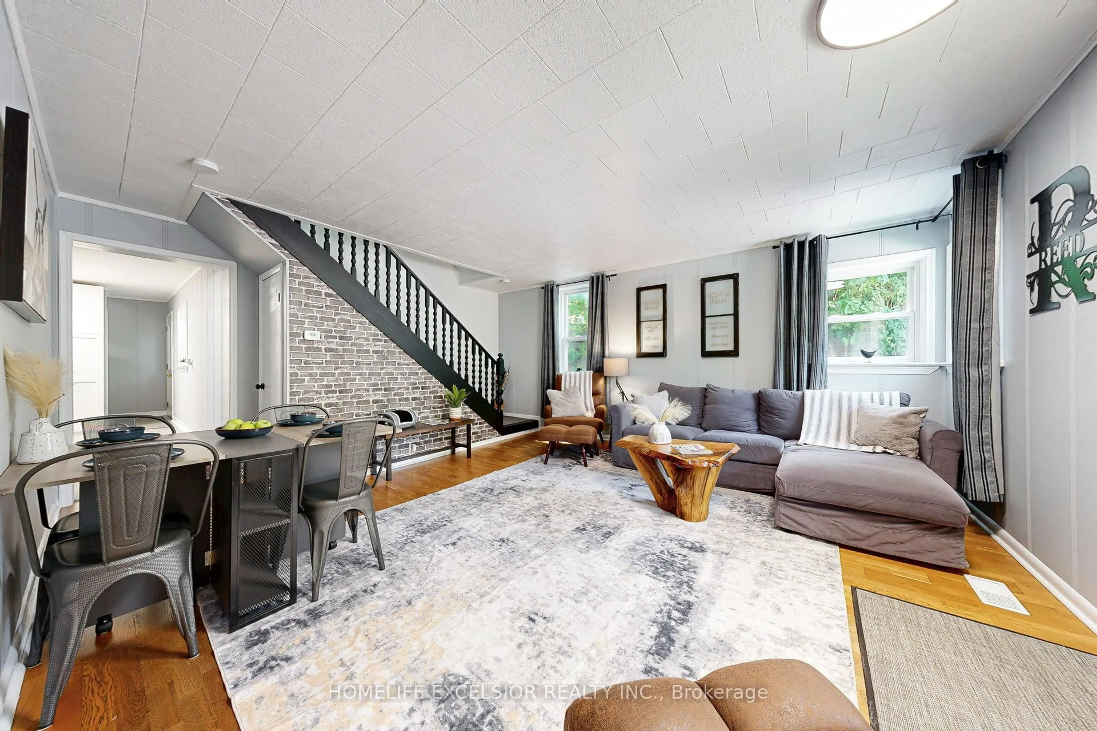 Living room with furniture, unknown for 19043 Centre St, East Gwillimbury Ontario L0G 1M0