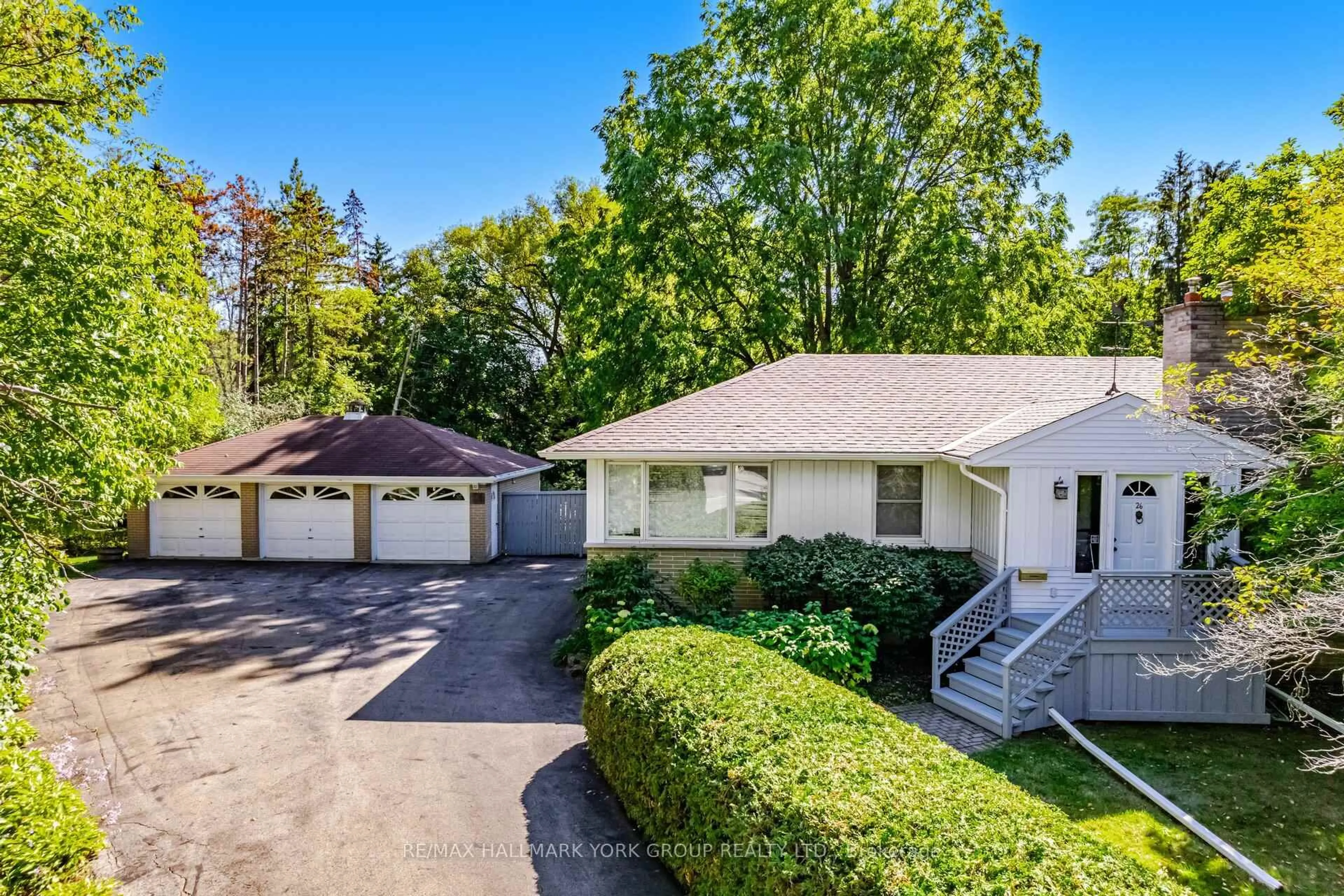 A pic from outside/outdoor area/front of a property/back of a property/a pic from drone, street for 26 Bridgeford St, Richmond Hill Ontario L4C 3V6