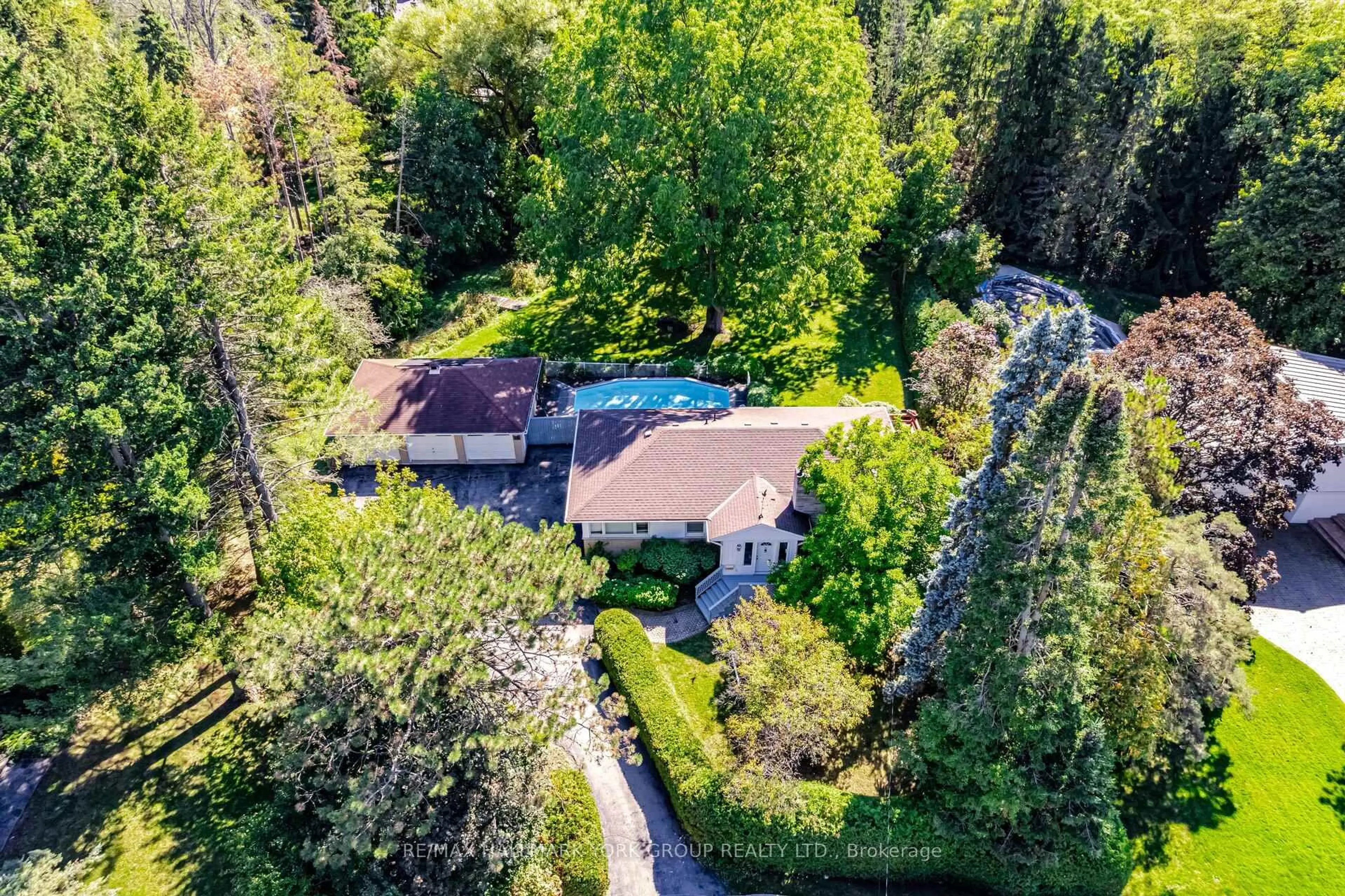 A pic from outside/outdoor area/front of a property/back of a property/a pic from drone, forest/trees view for 26 Bridgeford St, Richmond Hill Ontario L4C 3V6