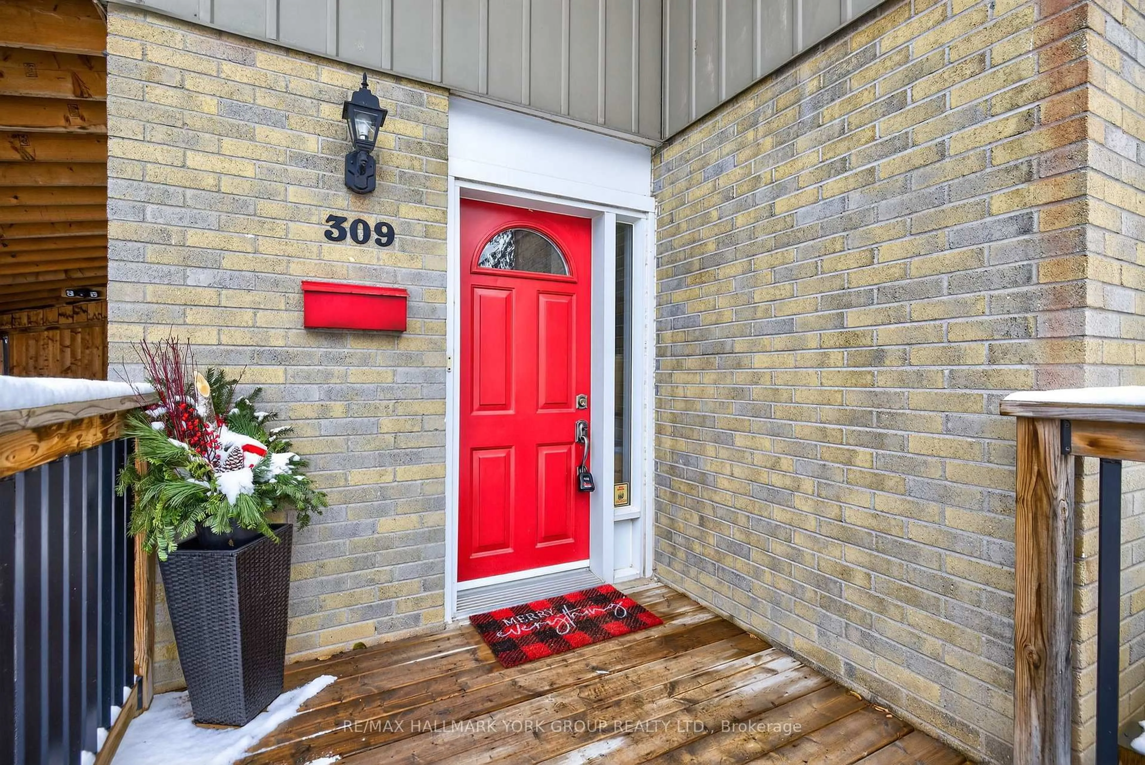 Indoor entryway for 309 Oakwood Crt, Newmarket Ontario L3Y 3C9