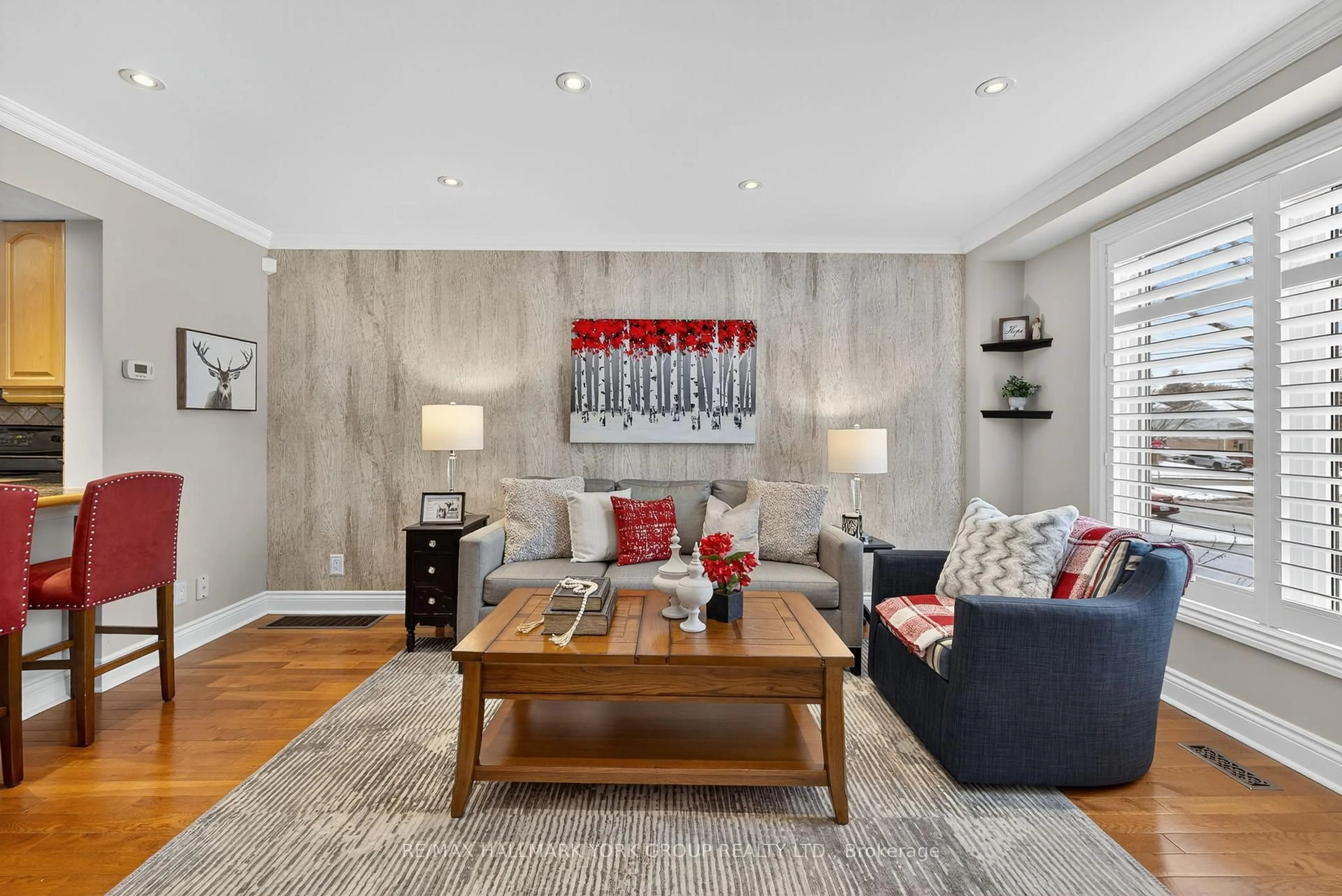 Living room with furniture, unknown for 309 Oakwood Crt, Newmarket Ontario L3Y 3C9