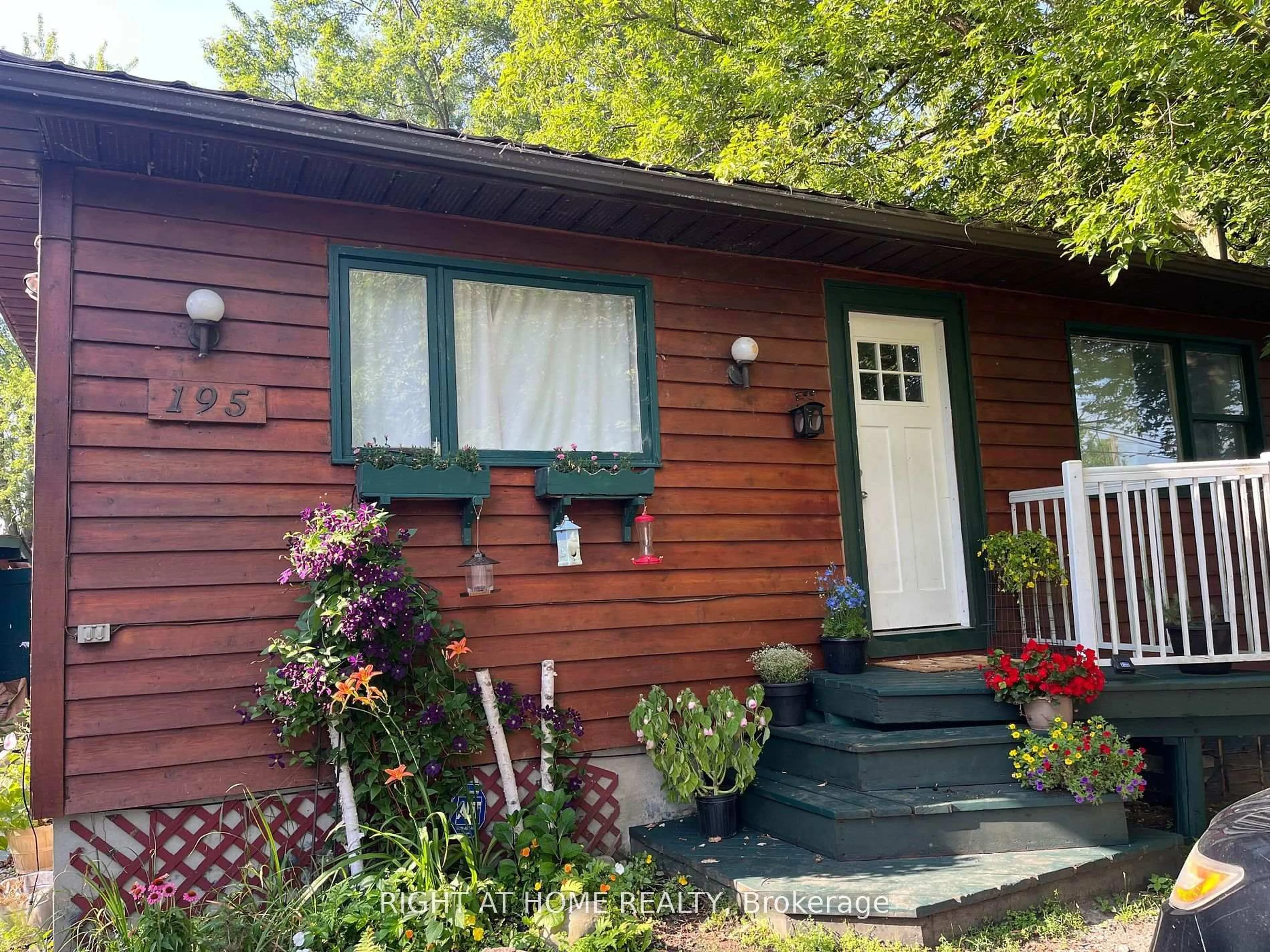 Home with vinyl exterior material, street for 195 Lakeland Cres, Richmond Hill Ontario L4E 3A4