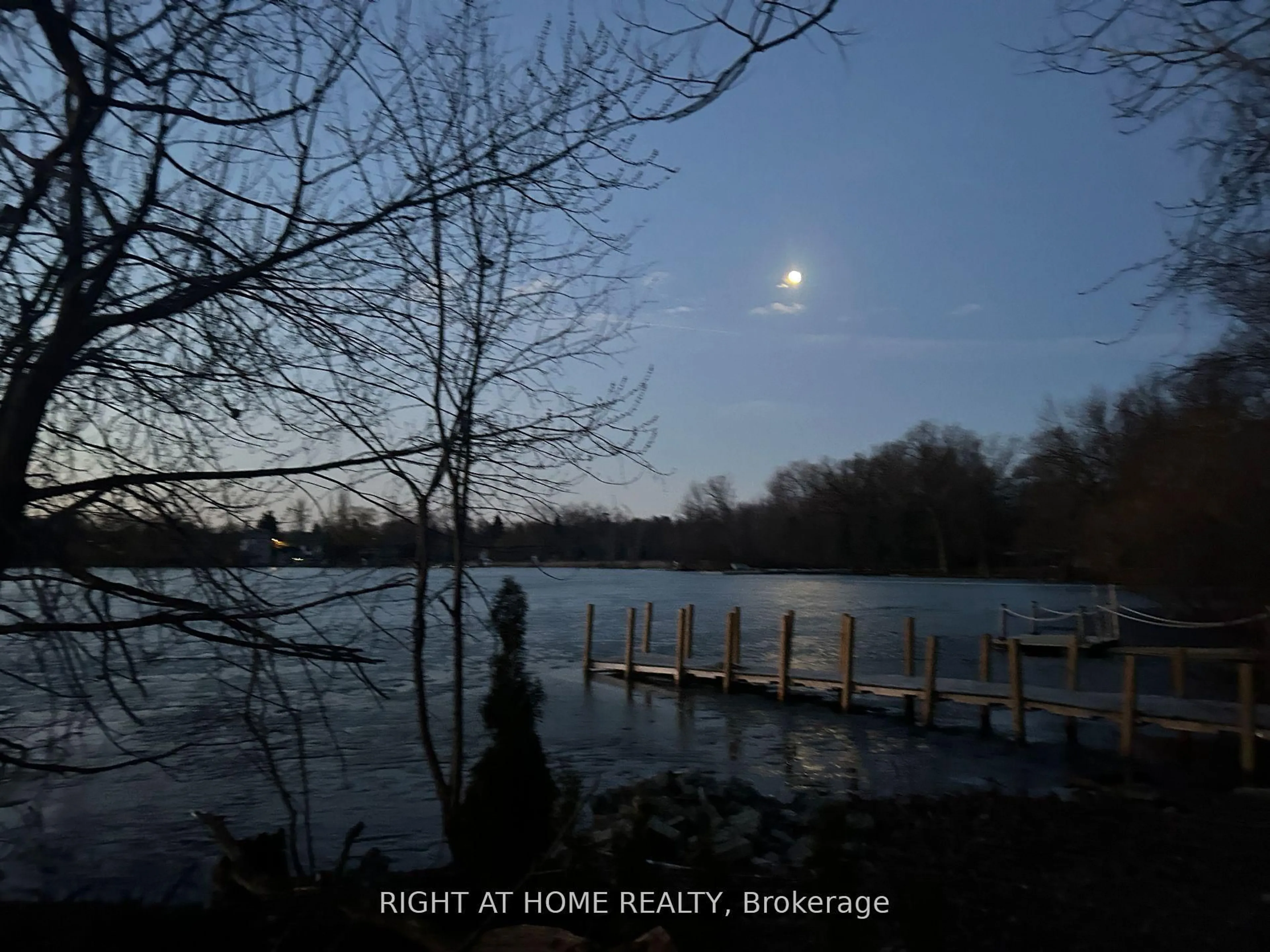 Blurry image for 195 Lakeland Cres, Richmond Hill Ontario L4E 3A4