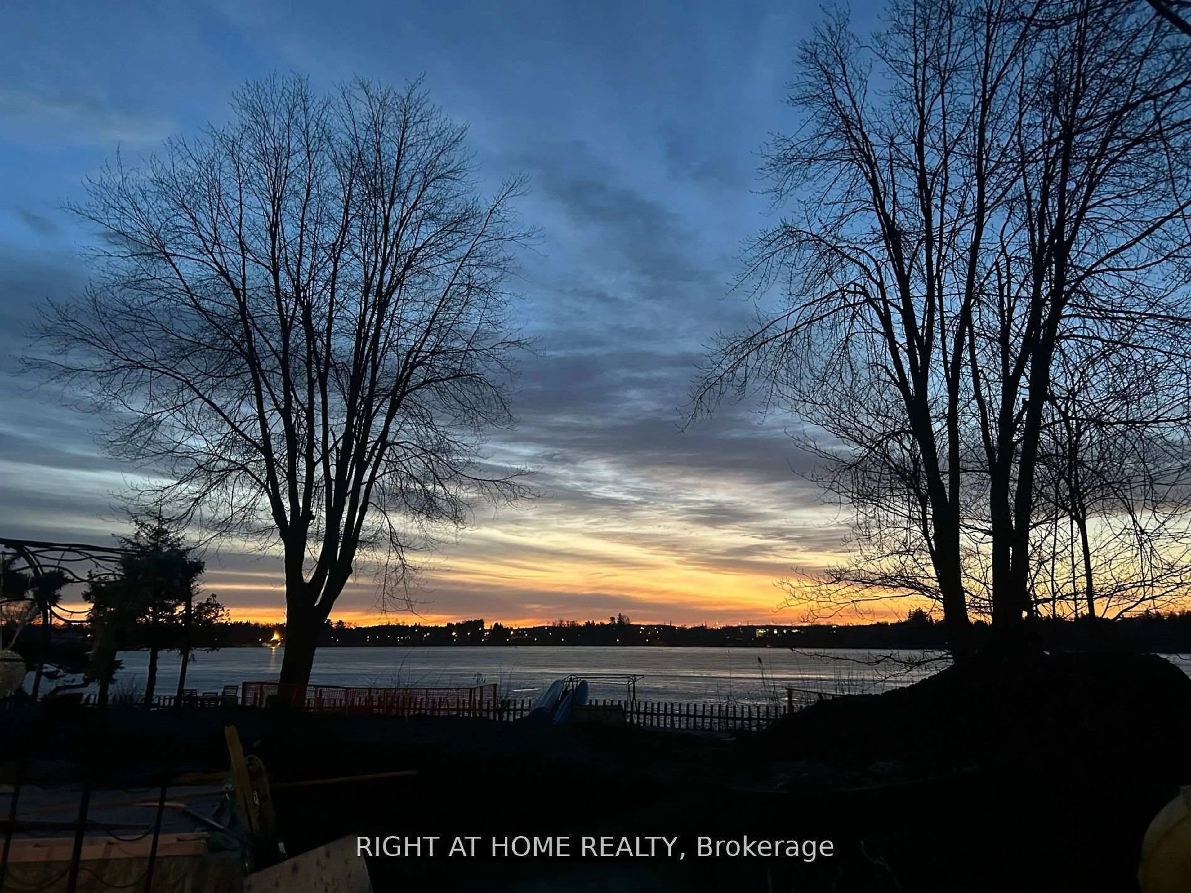 A pic from outside/outdoor area/front of a property/back of a property/a pic from drone, water/lake/river/ocean view for 195 Lakeland Cres, Richmond Hill Ontario L4E 3A4