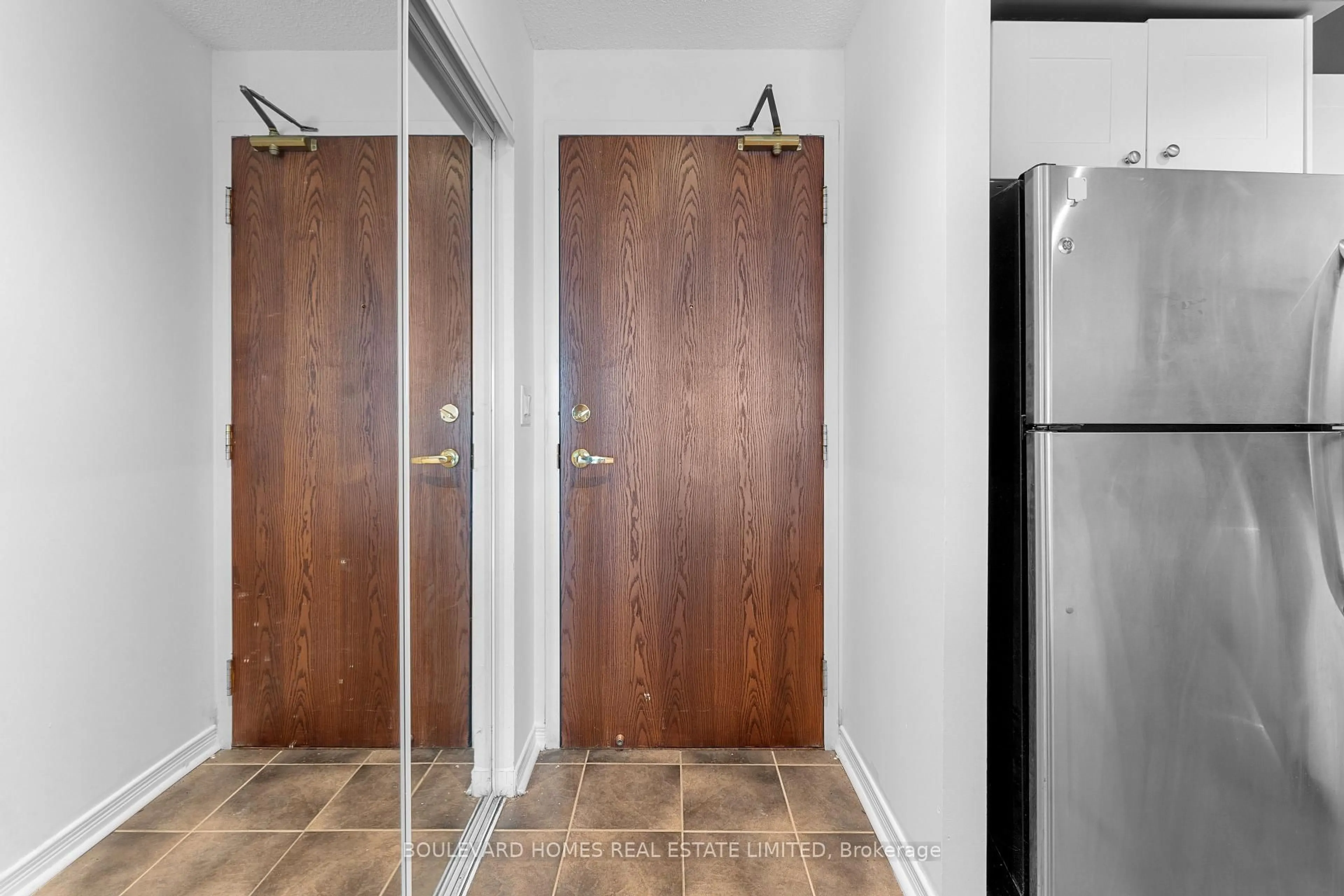 Indoor entryway for 185 Oneida Cres #PH09, Richmond Hill Ontario L4B 0B1