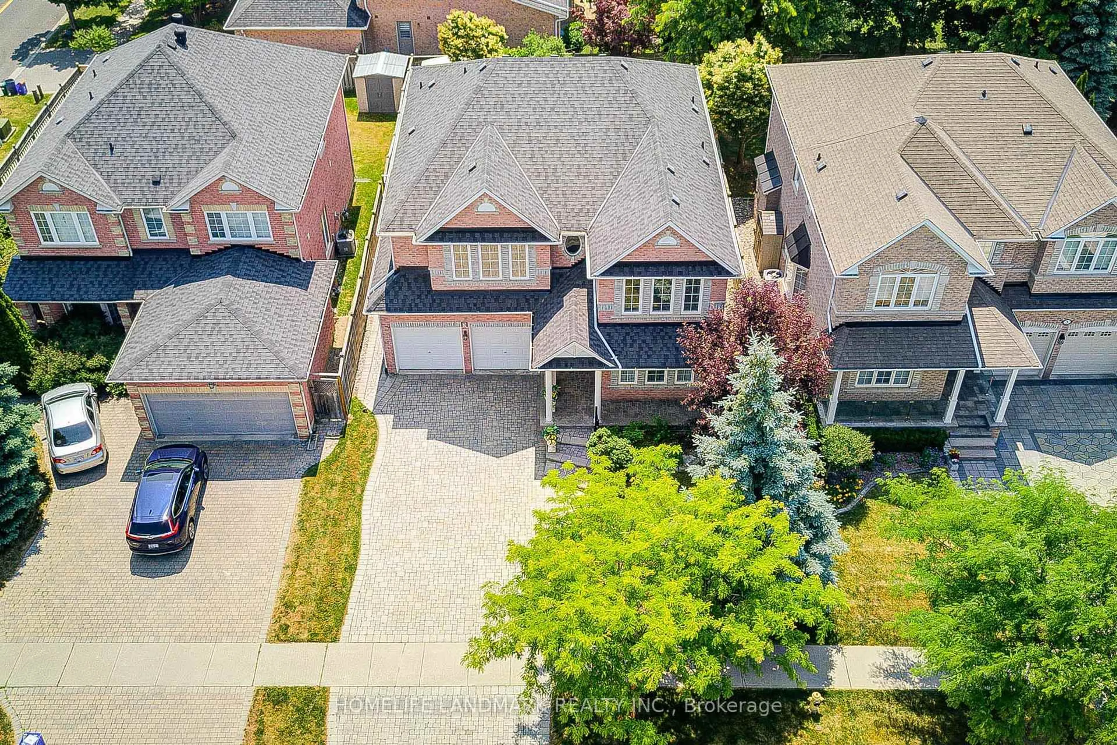 A pic from outside/outdoor area/front of a property/back of a property/a pic from drone, street for 3 Burndenford Cres, Markham Ontario L3P 7S1