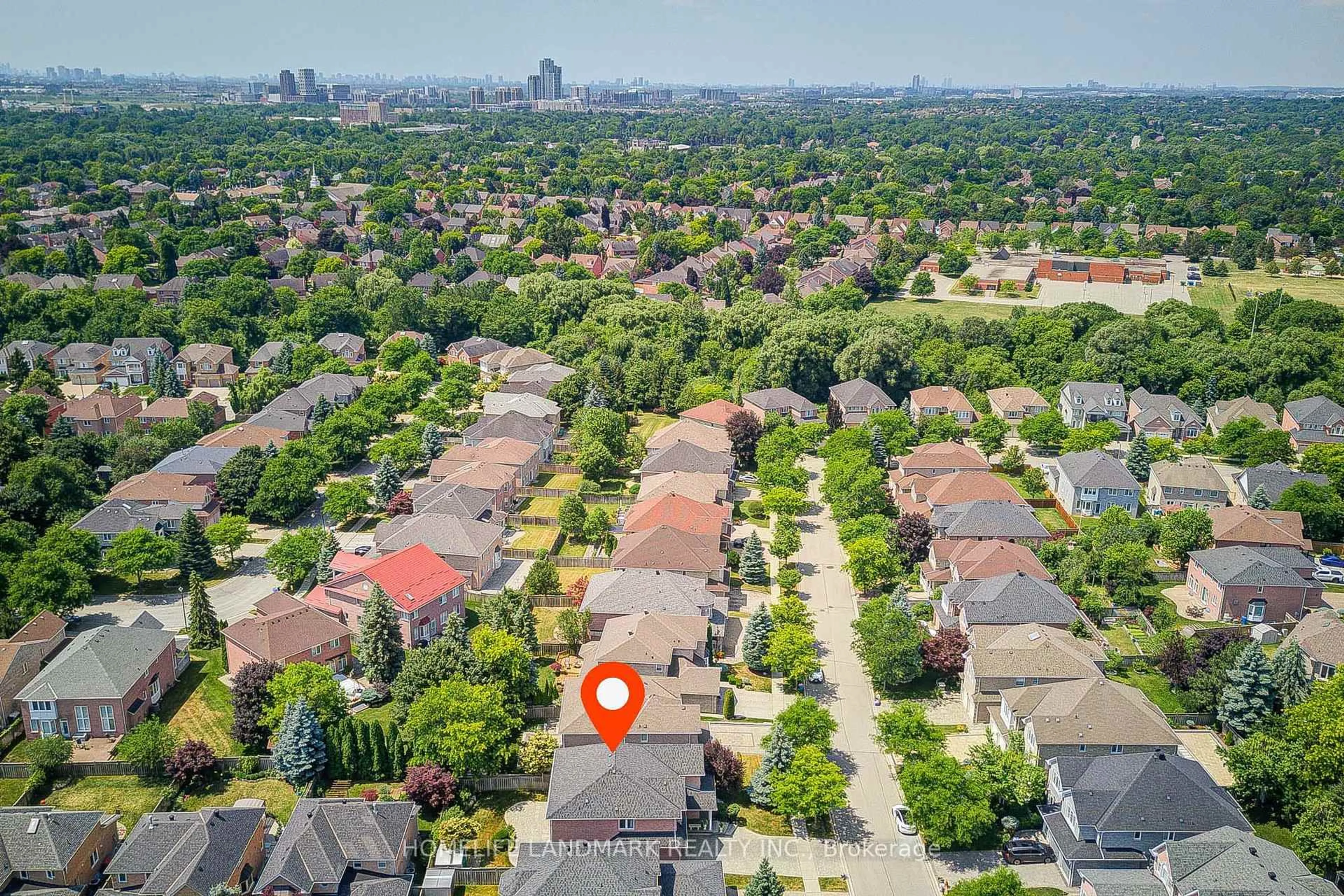 A pic from outside/outdoor area/front of a property/back of a property/a pic from drone, street for 3 Burndenford Cres, Markham Ontario L3P 7S1