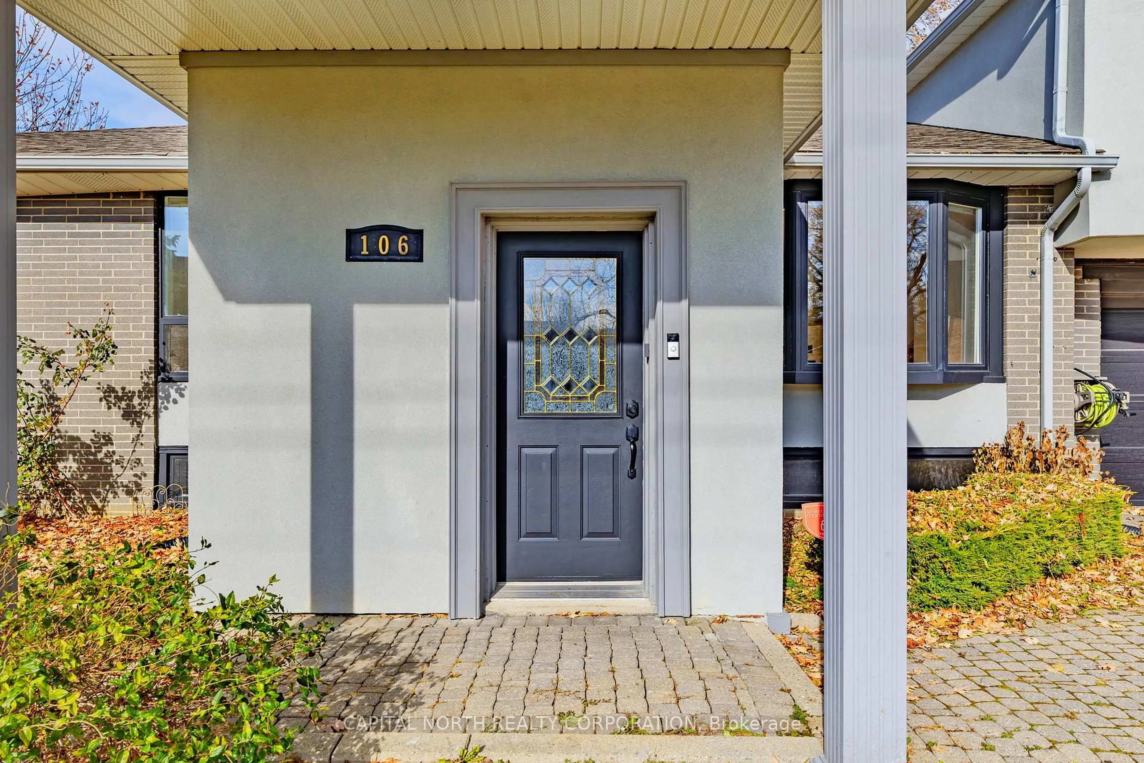 Indoor entryway for 106 Clearview Hts, King Ontario L7B 1H6