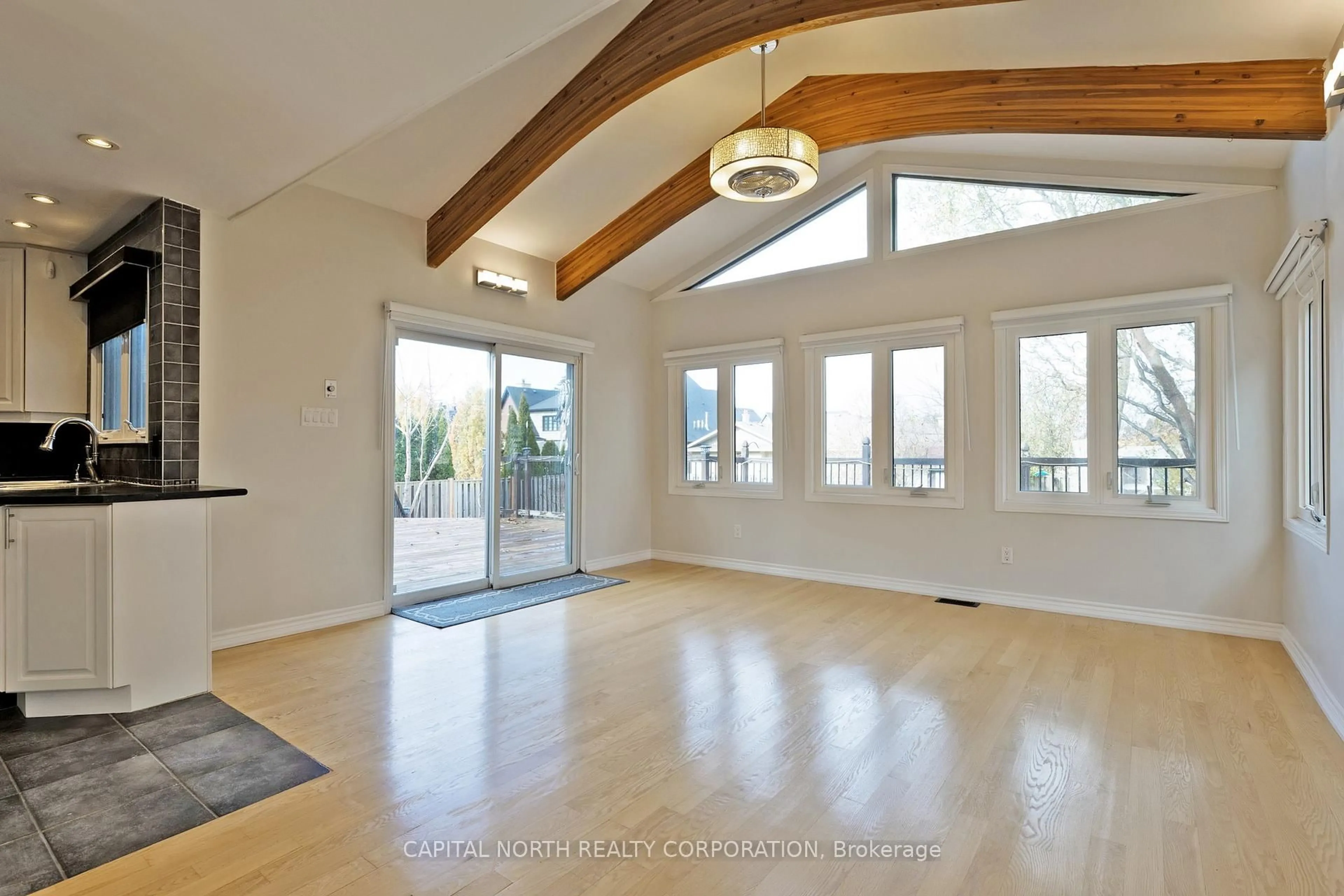 Indoor entryway for 106 Clearview Hts, King Ontario L7B 1H6