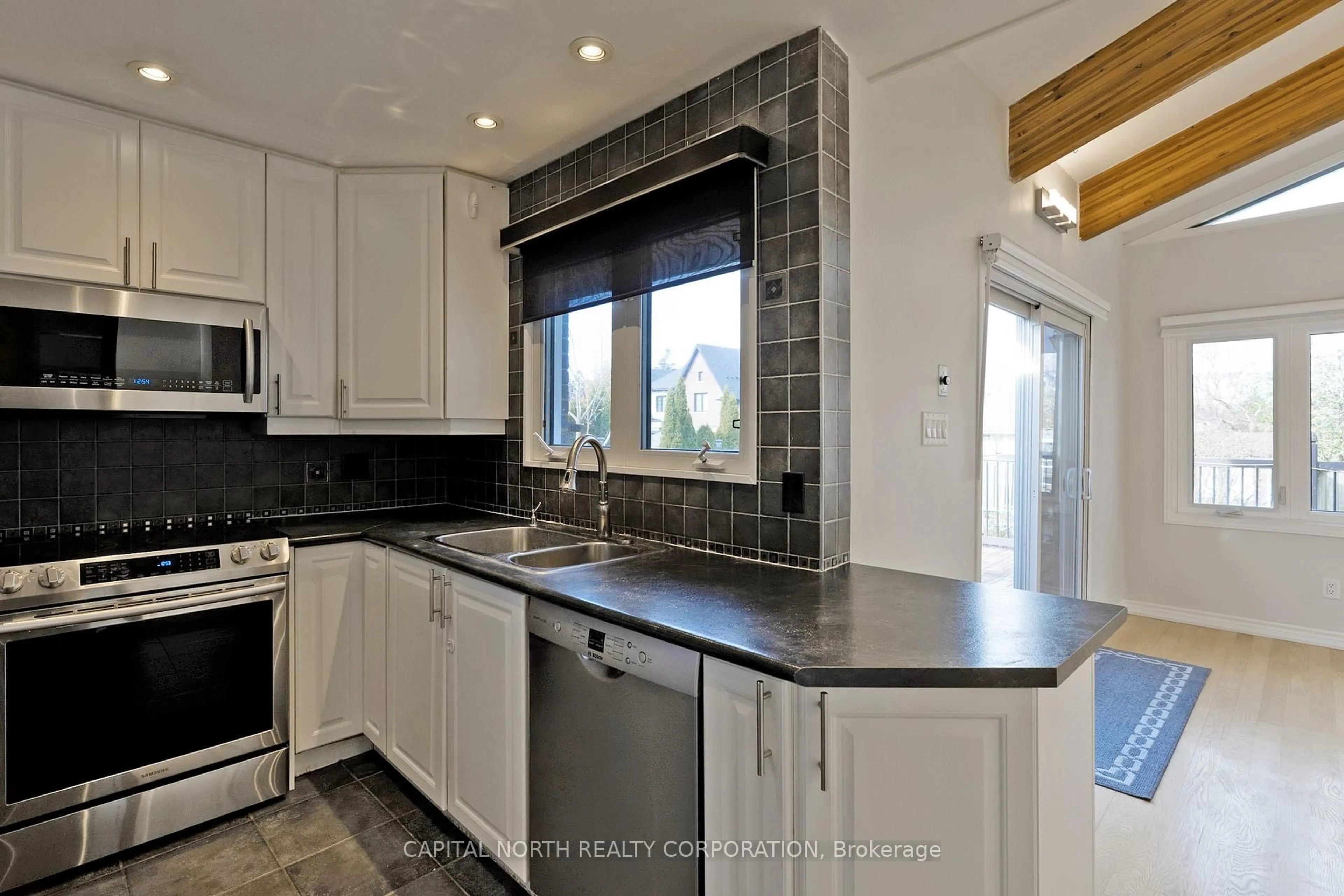 Open concept kitchen, ceramic/tile floor for 106 Clearview Hts, King Ontario L7B 1H6