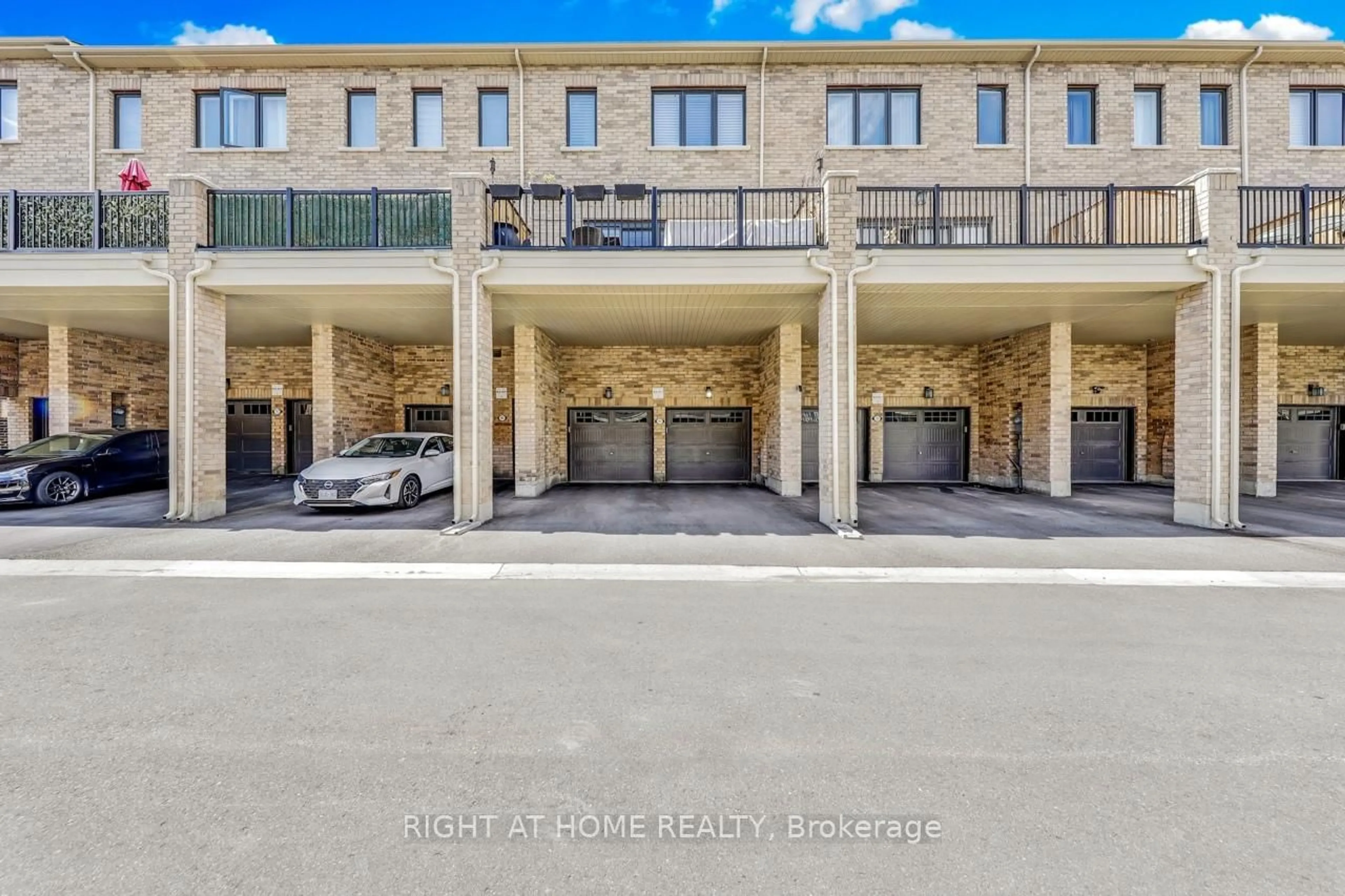 A pic from outside/outdoor area/front of a property/back of a property/a pic from drone, street for 10937 Victoria Square Blvd, Markham Ontario L6C 0Z3