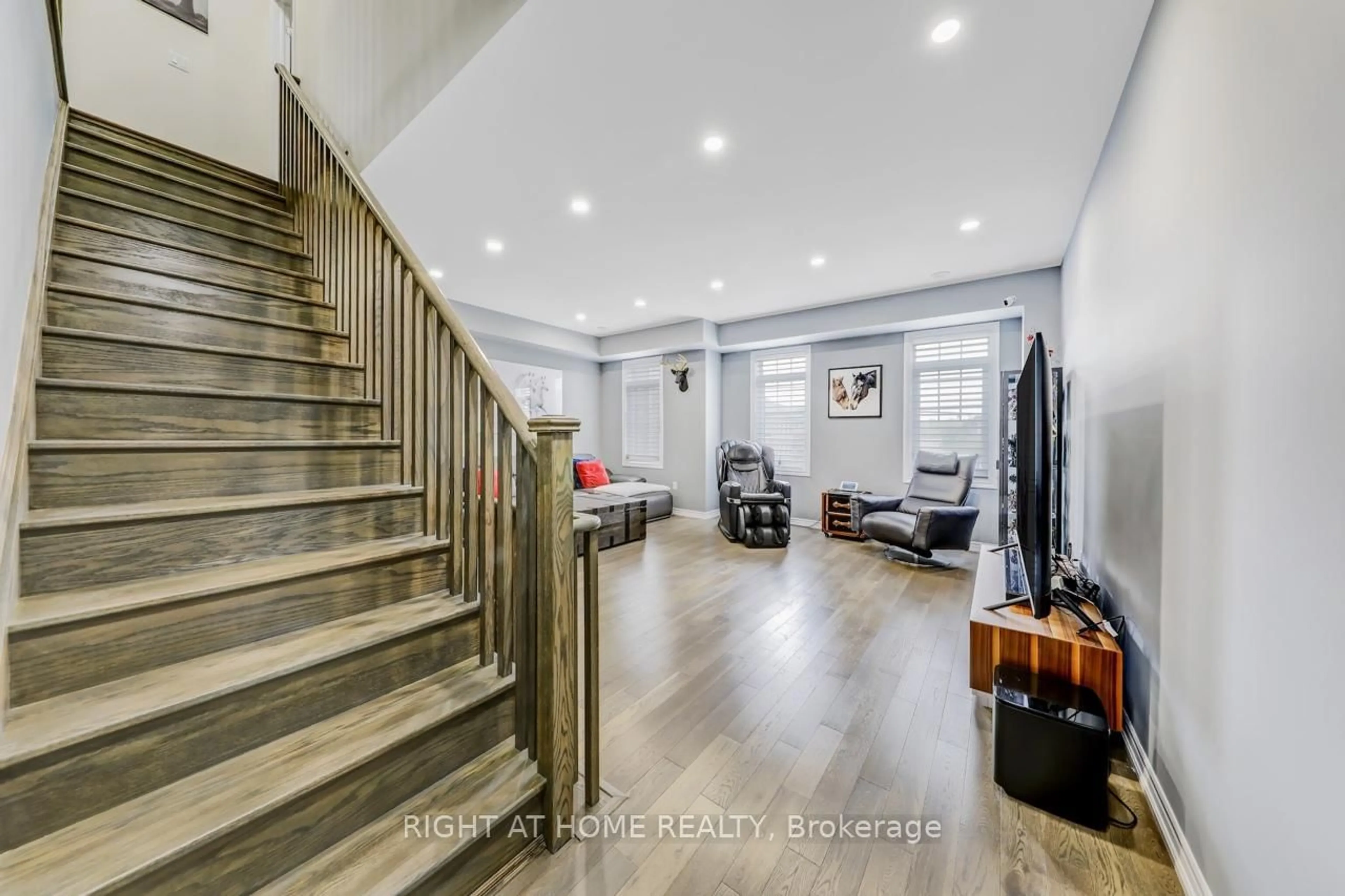 Indoor entryway for 10937 Victoria Square Blvd, Markham Ontario L6C 0Z3