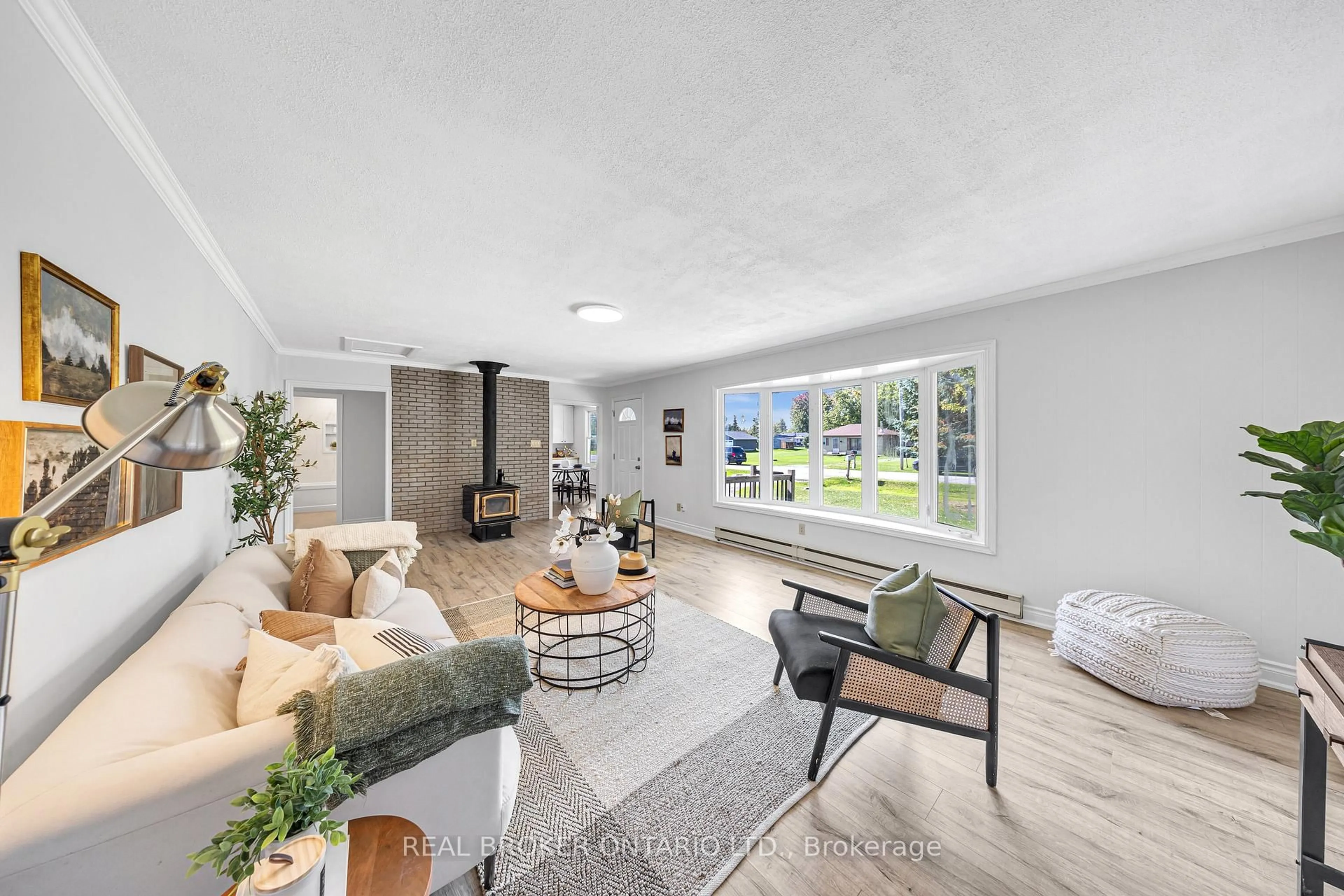 Living room with furniture, unknown for 9 Centre Rd, Georgina Ontario L0E 1N0