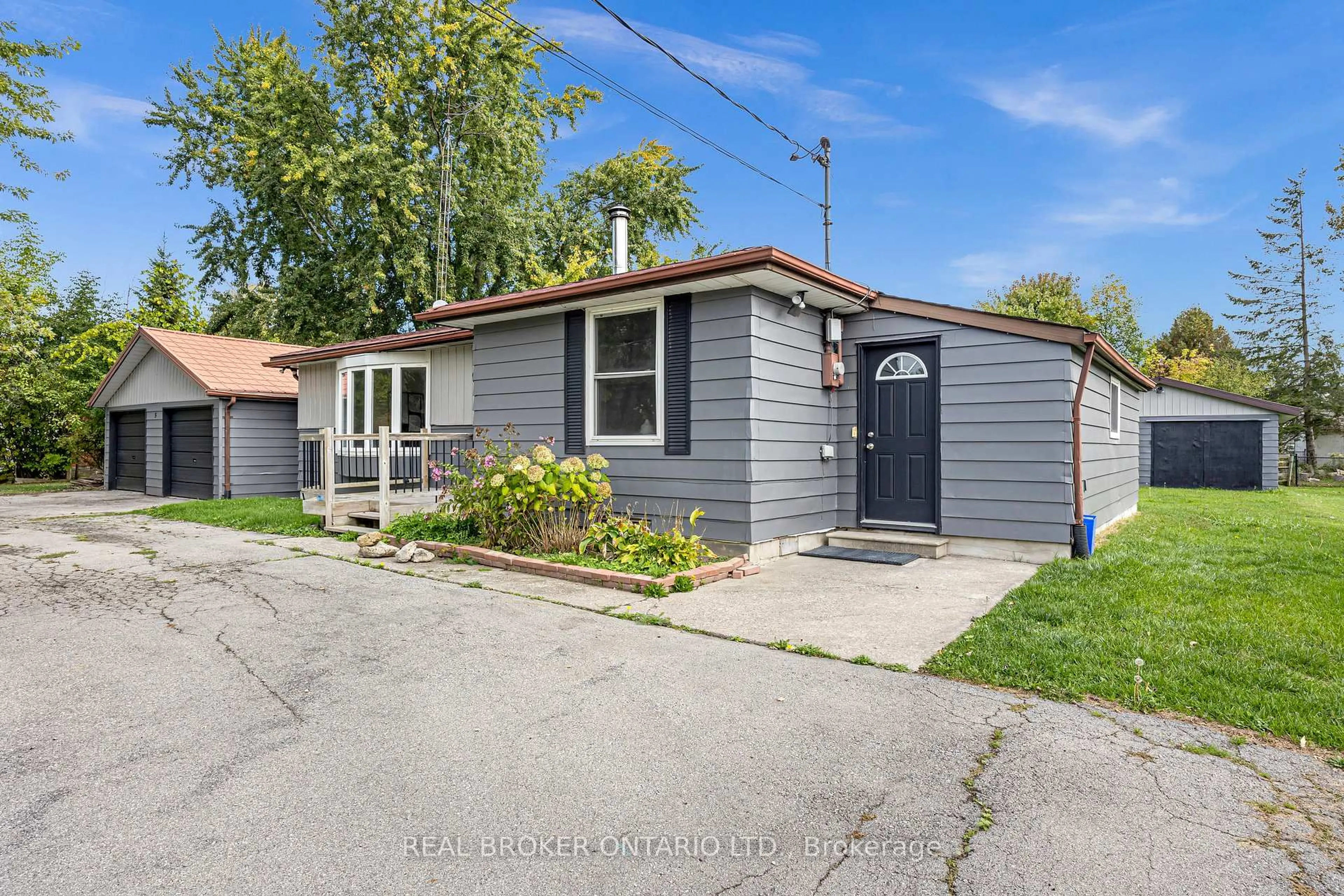 Unknown for 9 Centre Rd, Georgina Ontario L0E 1N0