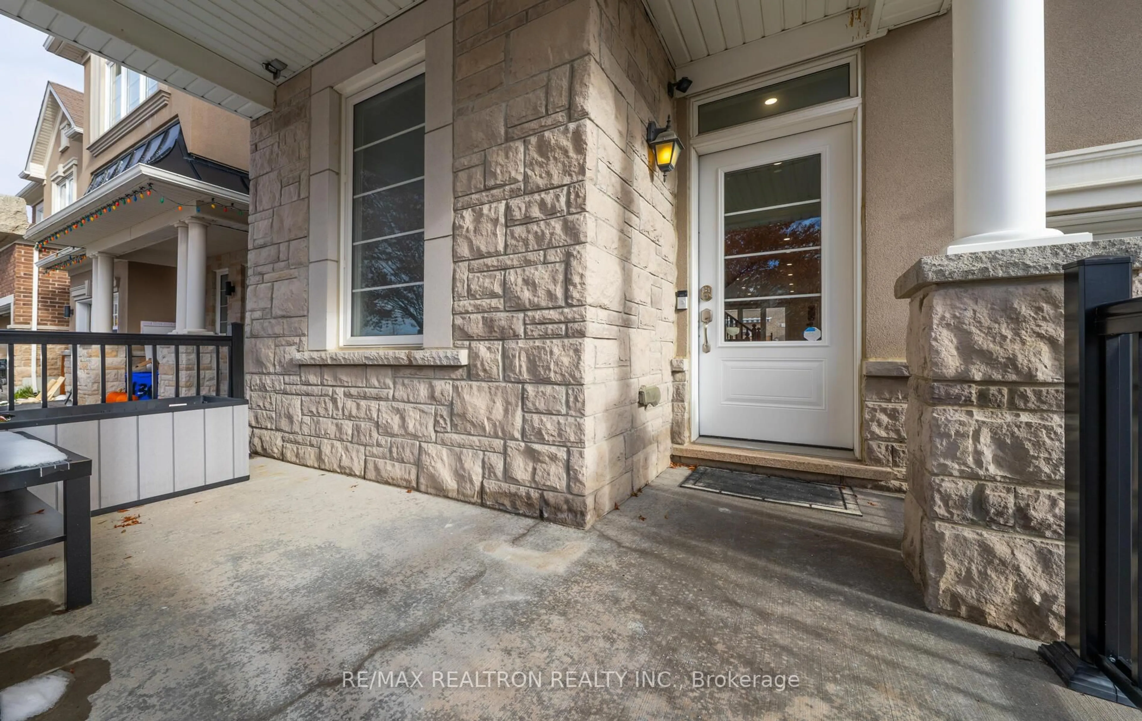 Indoor entryway for 128 Buckle Cres, Aurora Ontario L4G 0T4