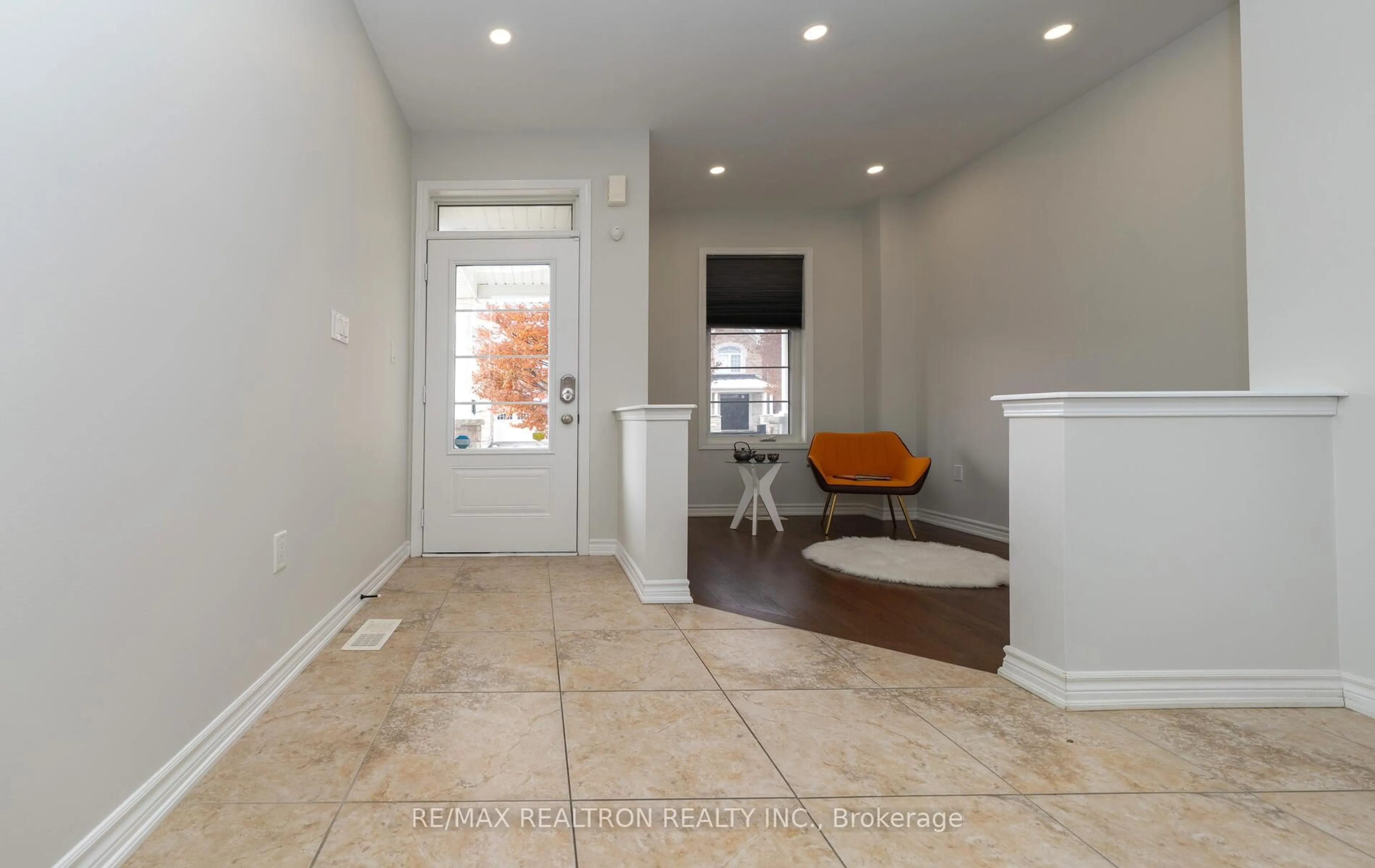 Indoor entryway for 128 Buckle Cres, Aurora Ontario L4G 0T4