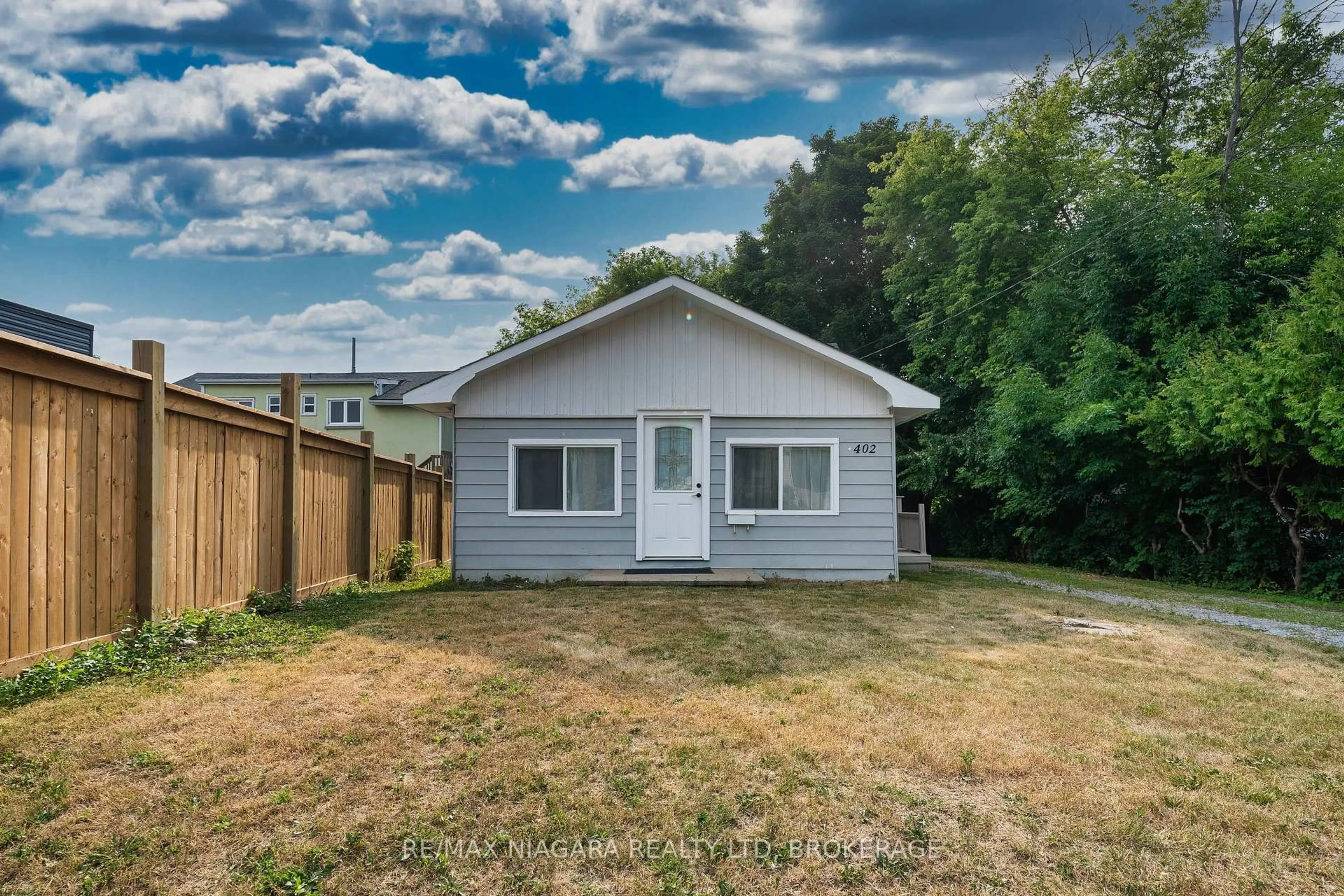 Unknown for 402 The Queensway South, Georgina Ontario L4P 2C5