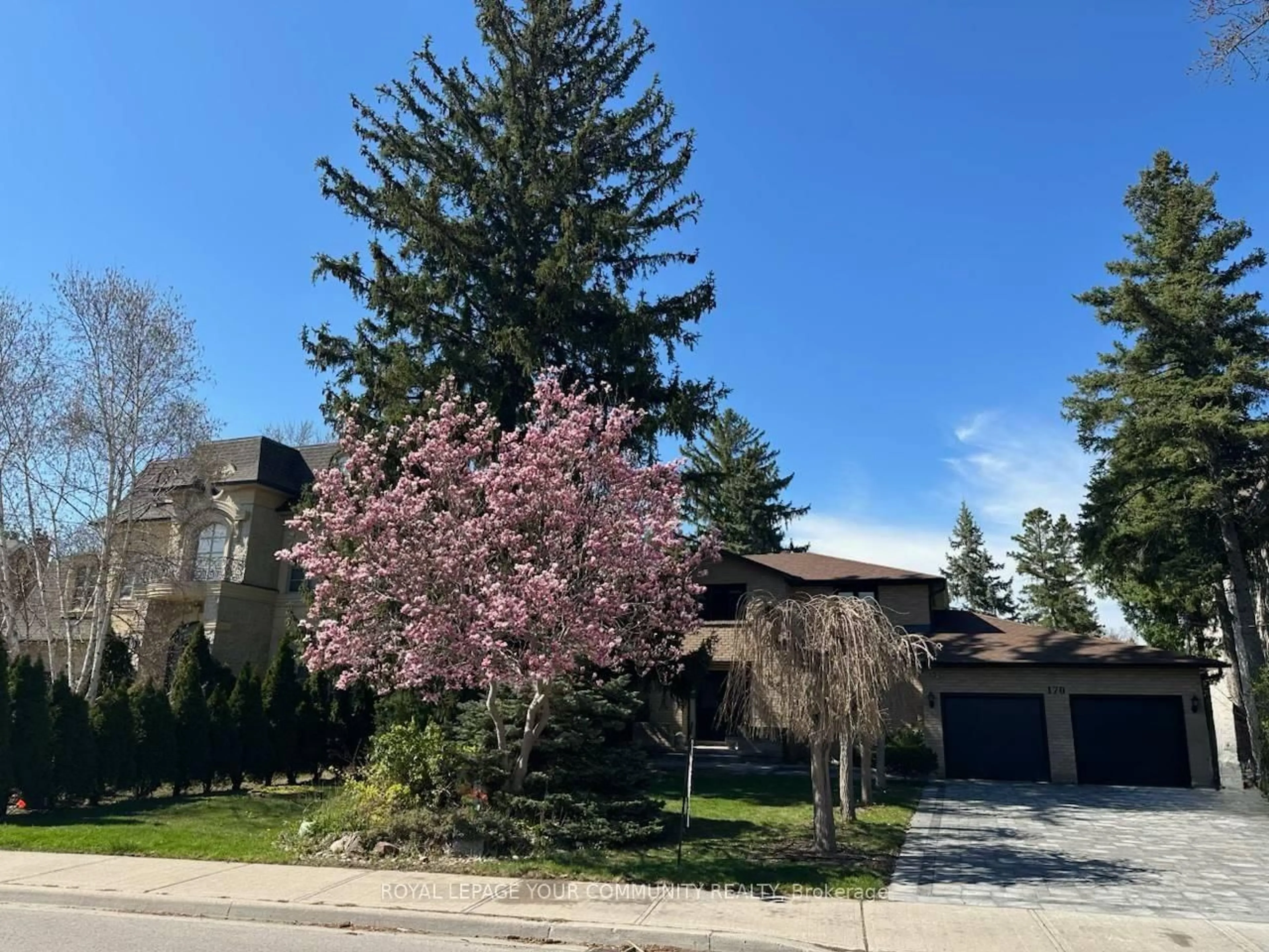 A pic from outside/outdoor area/front of a property/back of a property/a pic from drone, street for 170 Garden Ave, Richmond Hill Ontario L4C 6M2