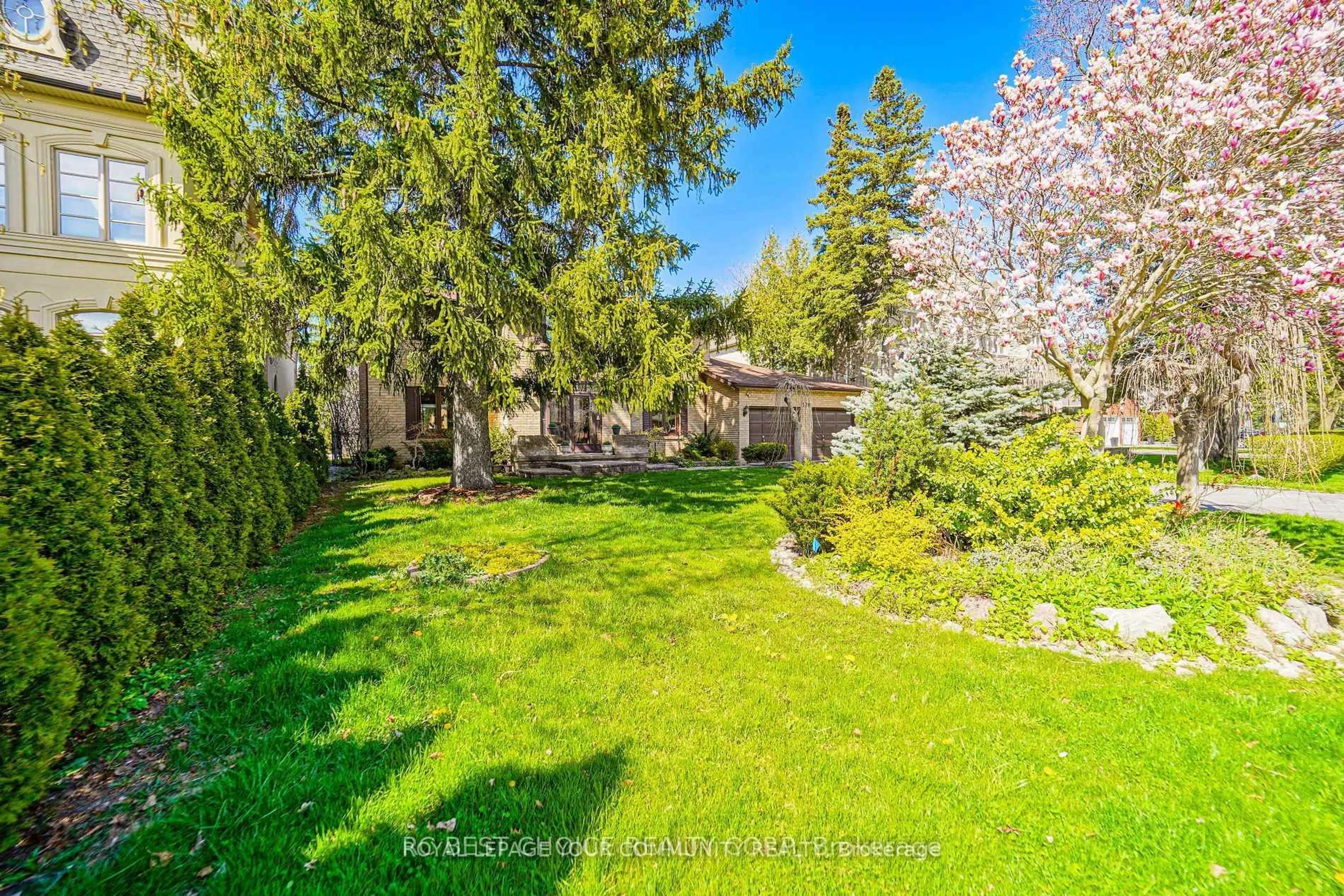 A pic from outside/outdoor area/front of a property/back of a property/a pic from drone, street for 170 Garden Ave, Richmond Hill Ontario L4C 6M2