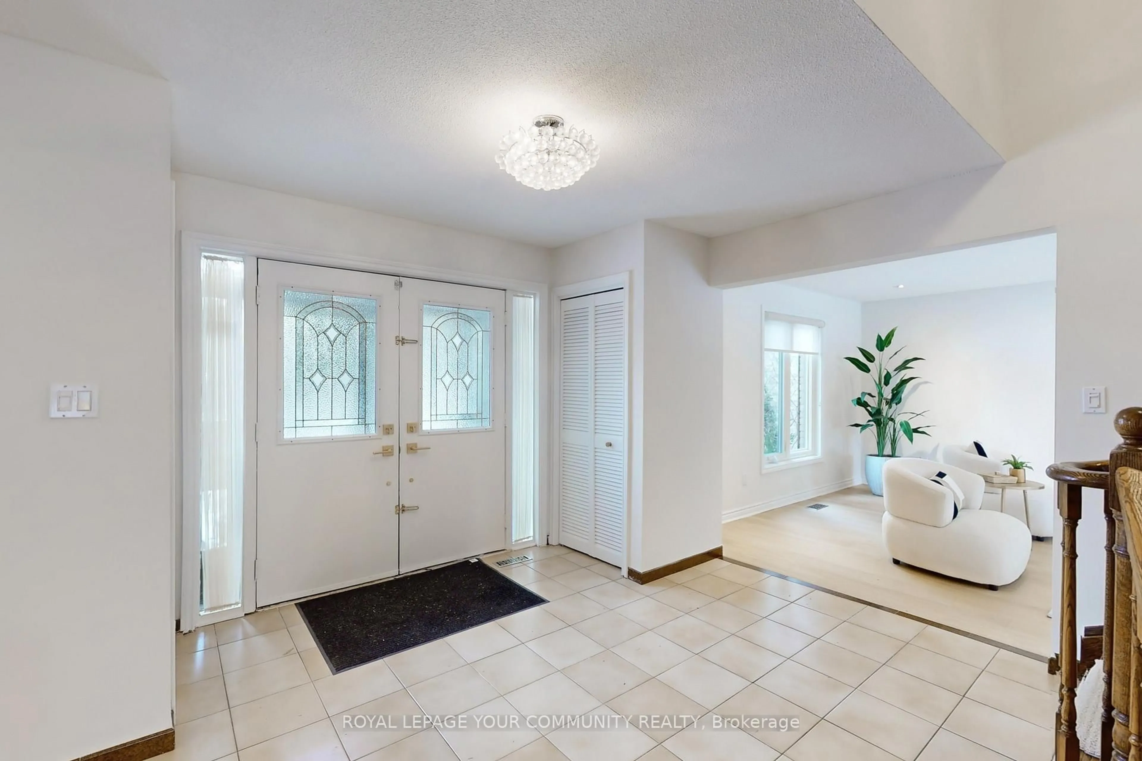 Indoor entryway for 170 Garden Ave, Richmond Hill Ontario L4C 6M2