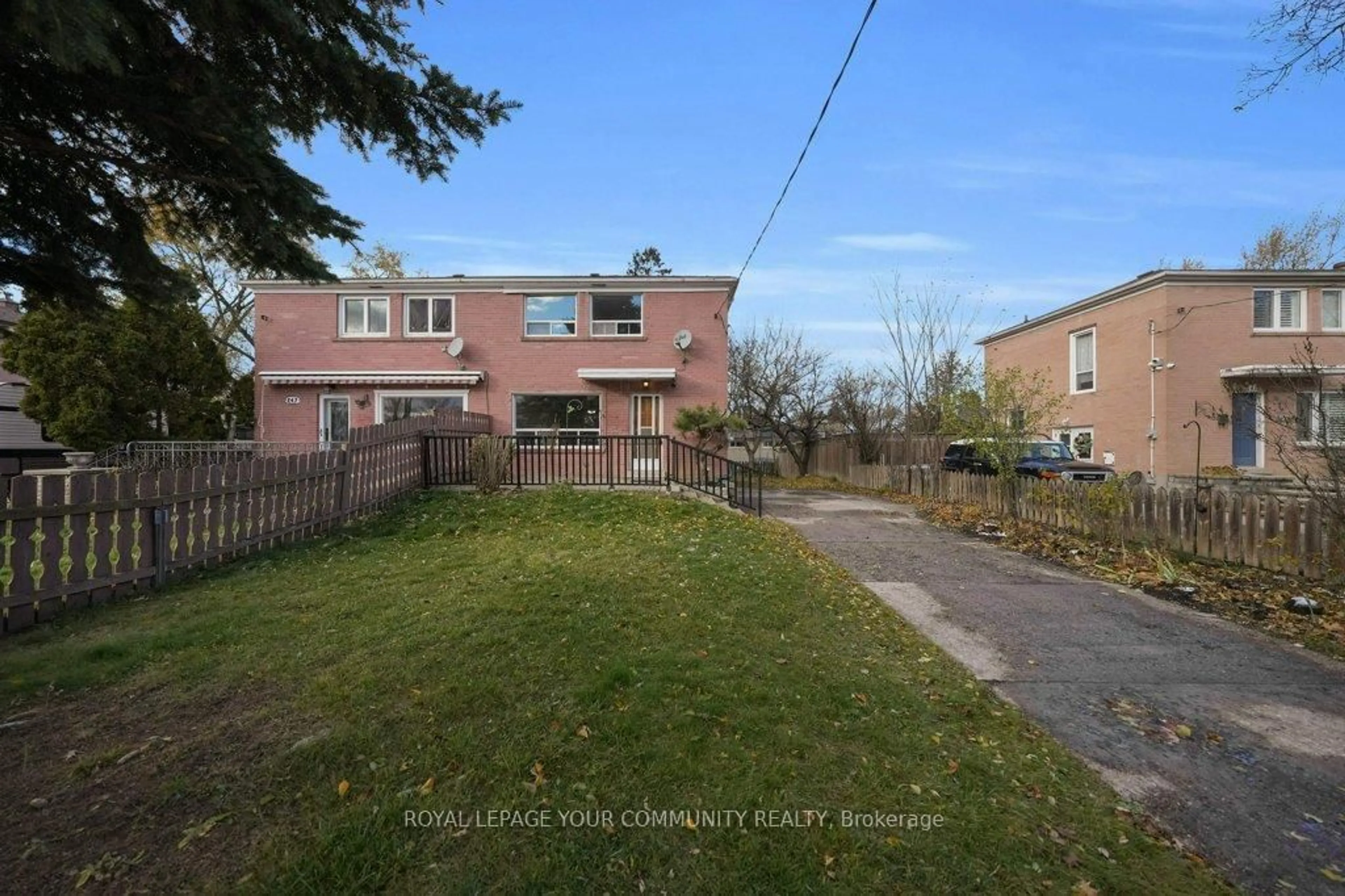 A pic from outside/outdoor area/front of a property/back of a property/a pic from drone, street for 245 Demaine Cres, Richmond Hill Ontario L4C 2W4
