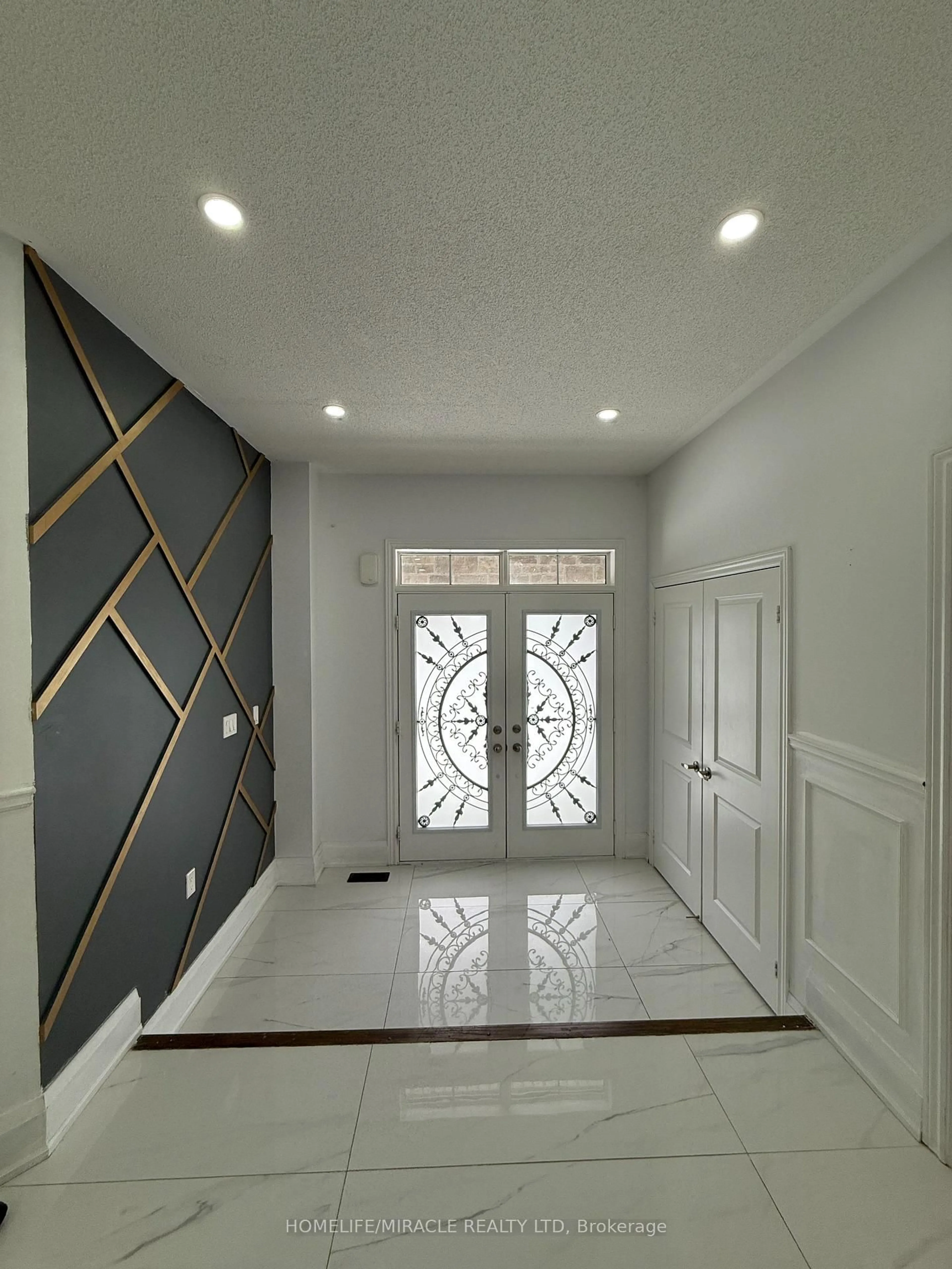 Indoor foyer for 277 Gibson Circ, Bradford West Gwillimbury Ontario L3Z 0X2