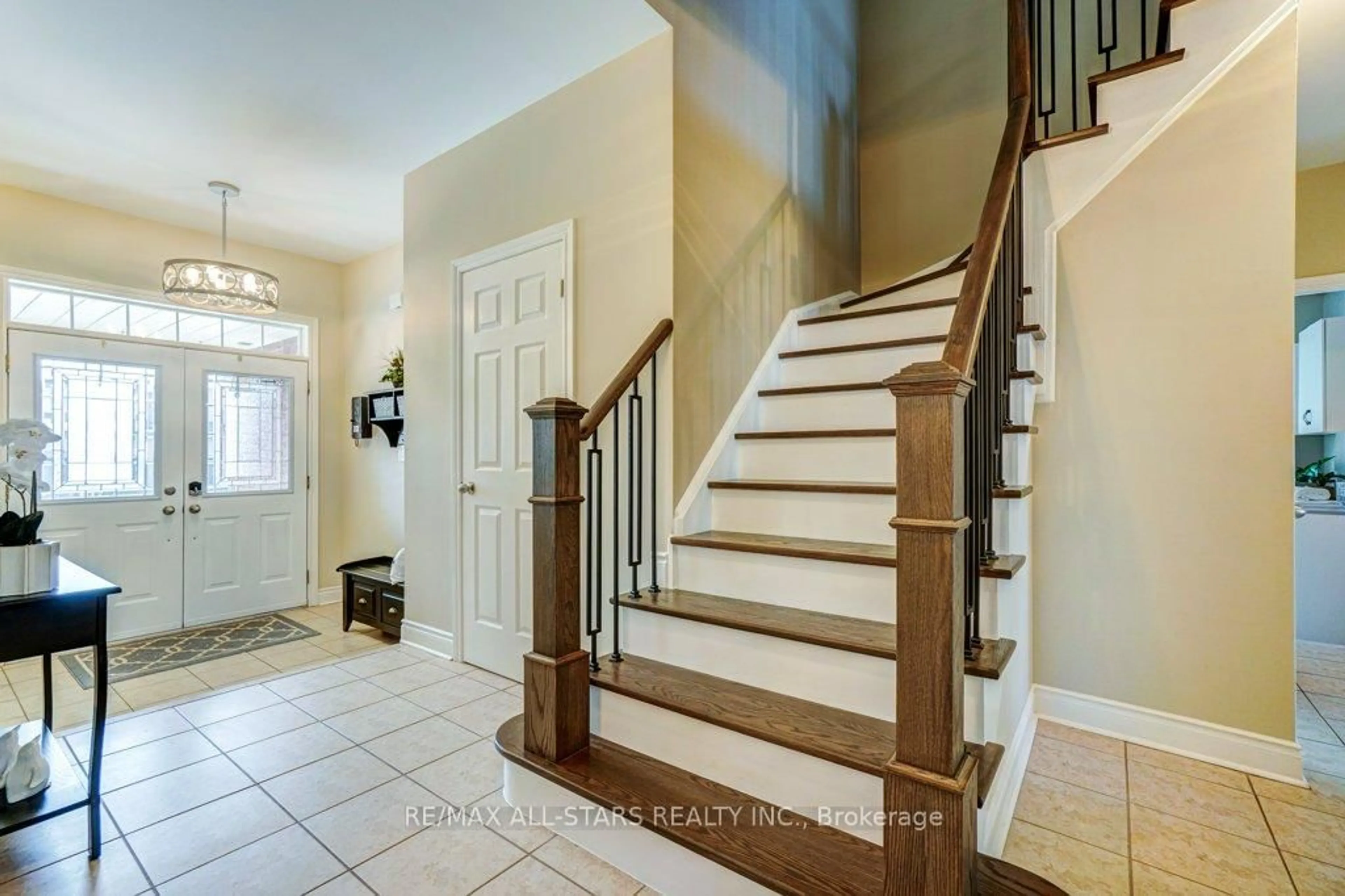 Indoor entryway for 67 Rosena Lane, Uxbridge Ontario L9P 1X6