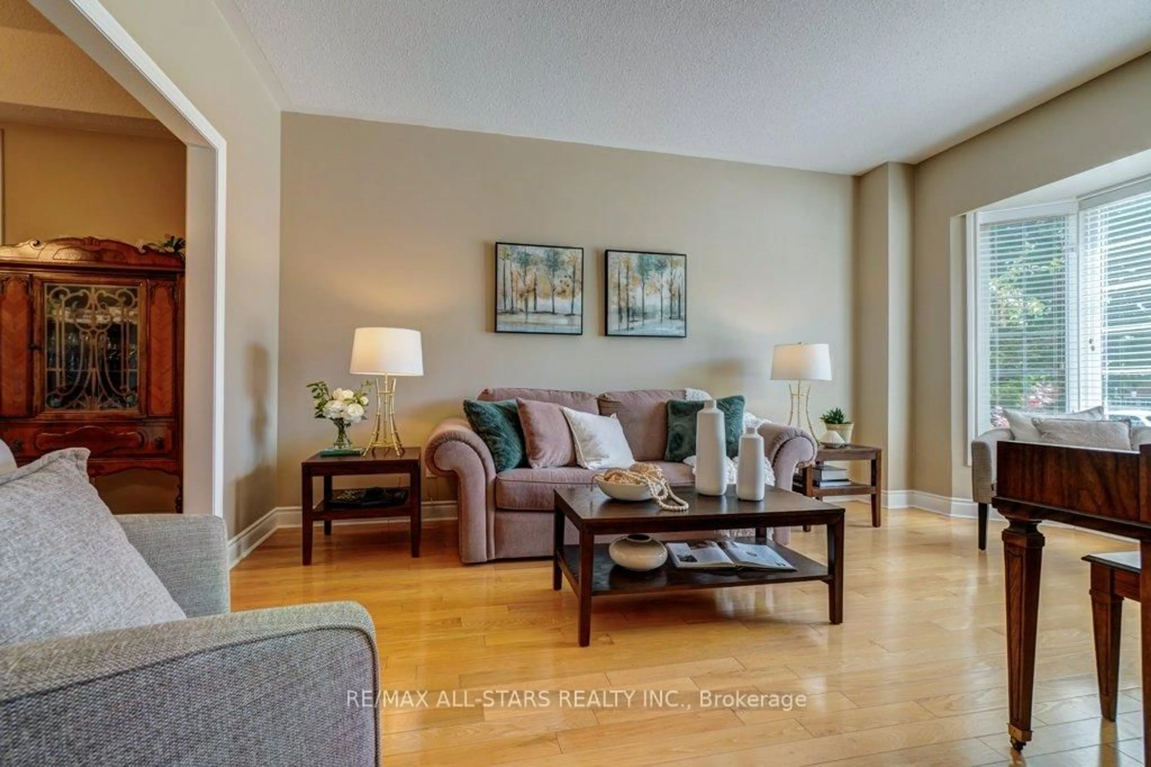 Living room with furniture, unknown for 67 Rosena Lane, Uxbridge Ontario L9P 1X6