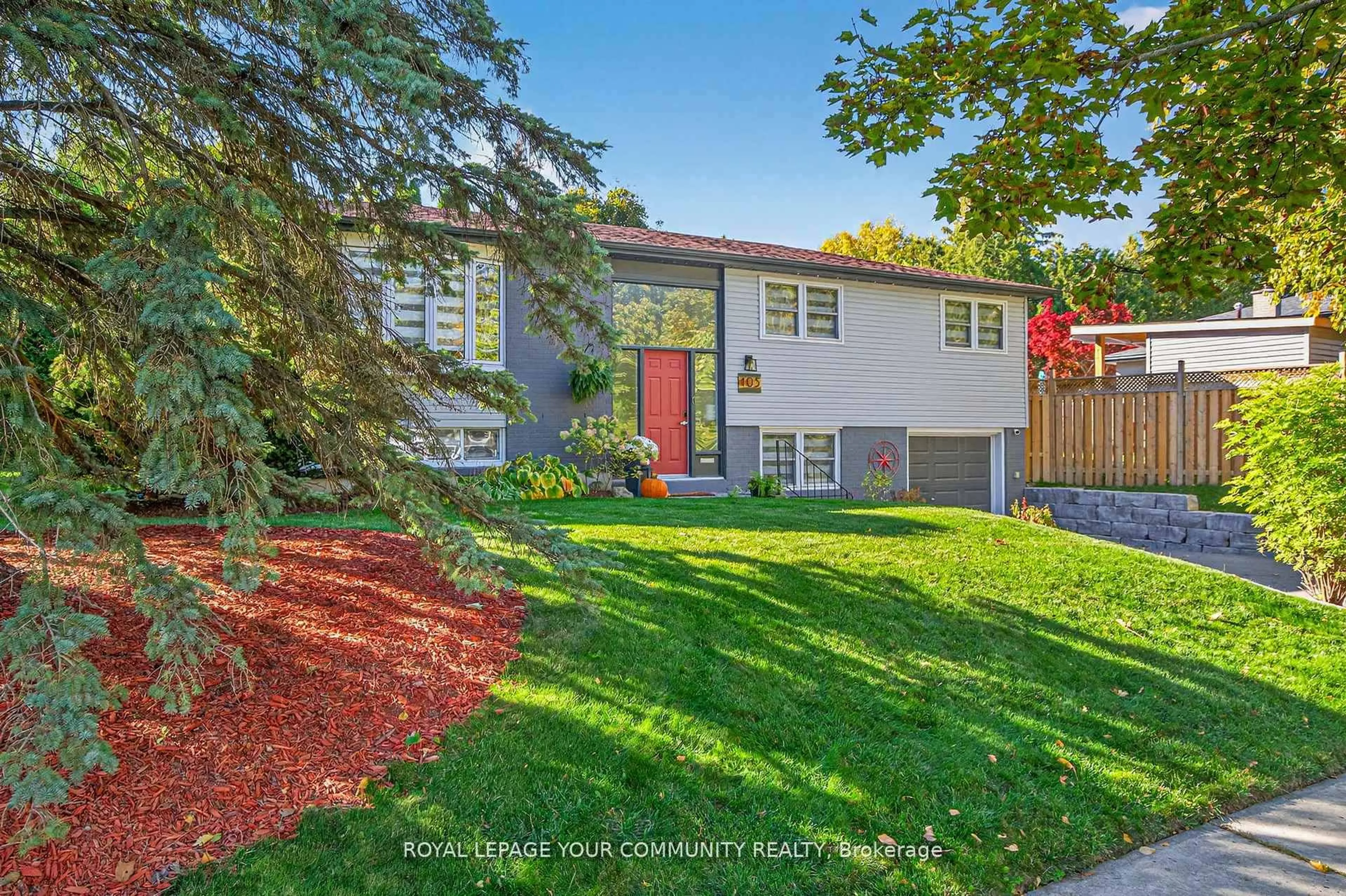 Home with vinyl exterior material, street for 105 Orchard Heights Blvd, Aurora Ontario L4G 2Z8