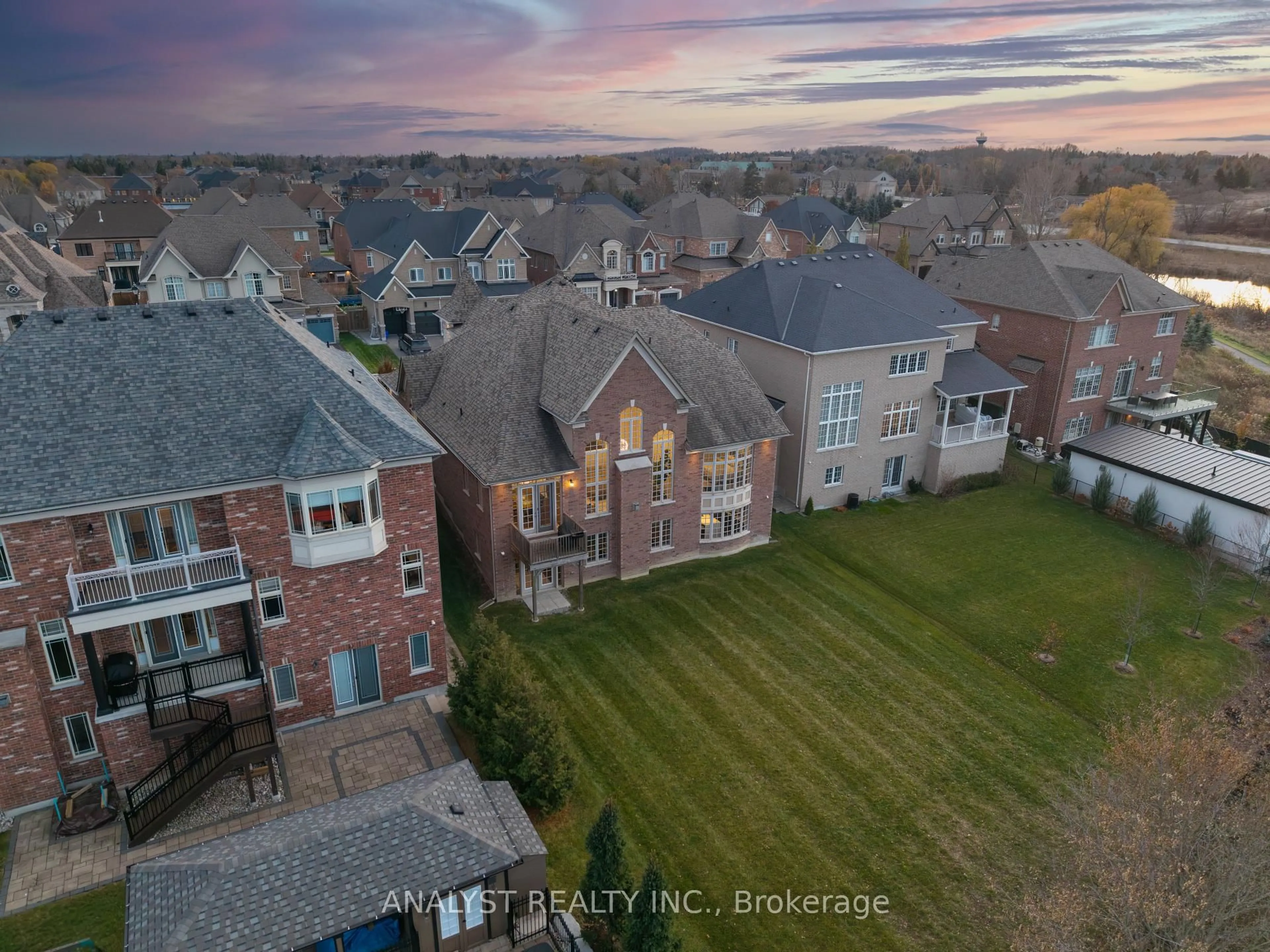 A pic from outside/outdoor area/front of a property/back of a property/a pic from drone, city buildings view from balcony for 28 Coppermine Crt, King Ontario L7B 0A5