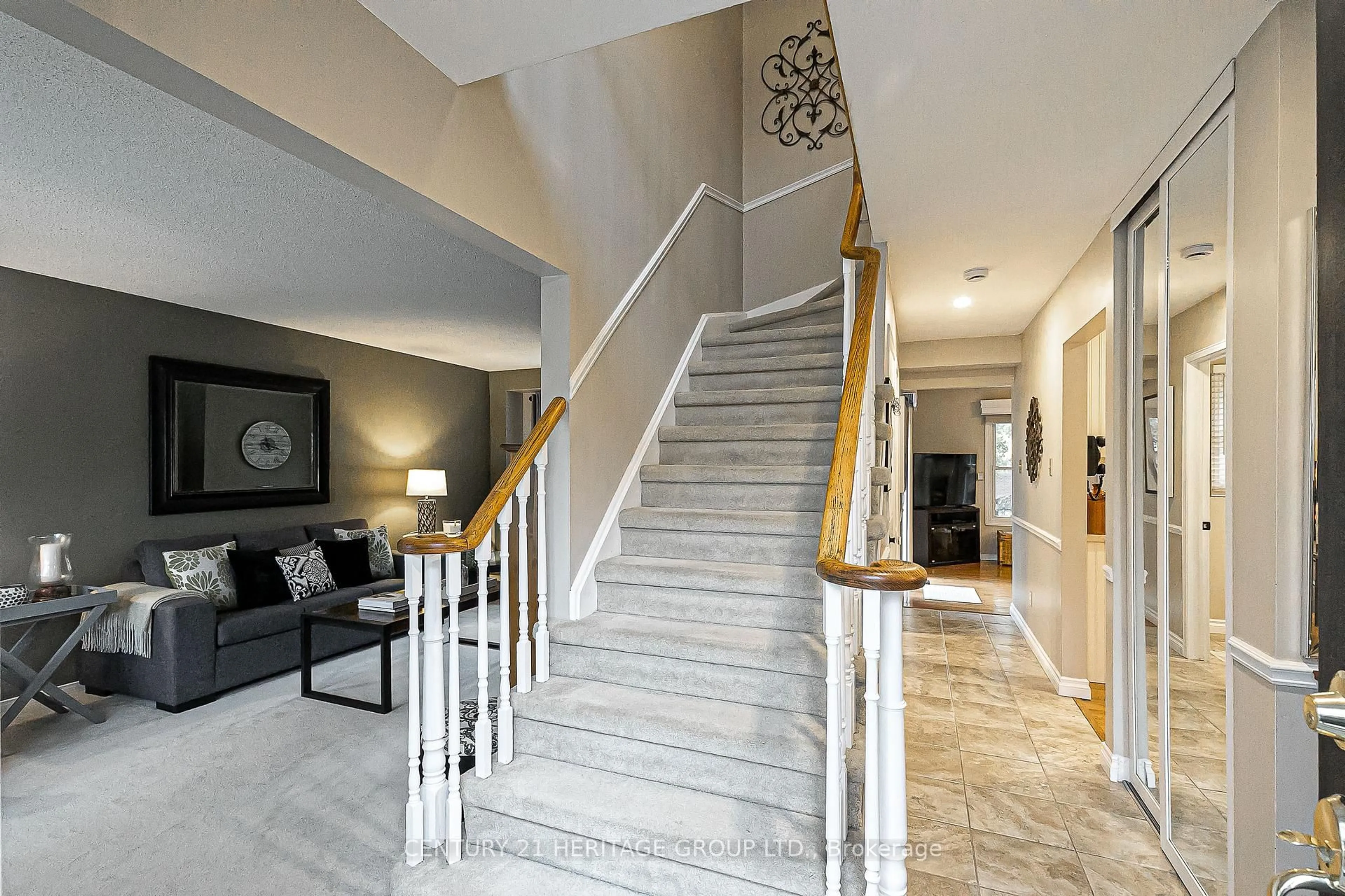 Indoor foyer for 124 John Bowser Cres, Newmarket Ontario L3Y 7P1