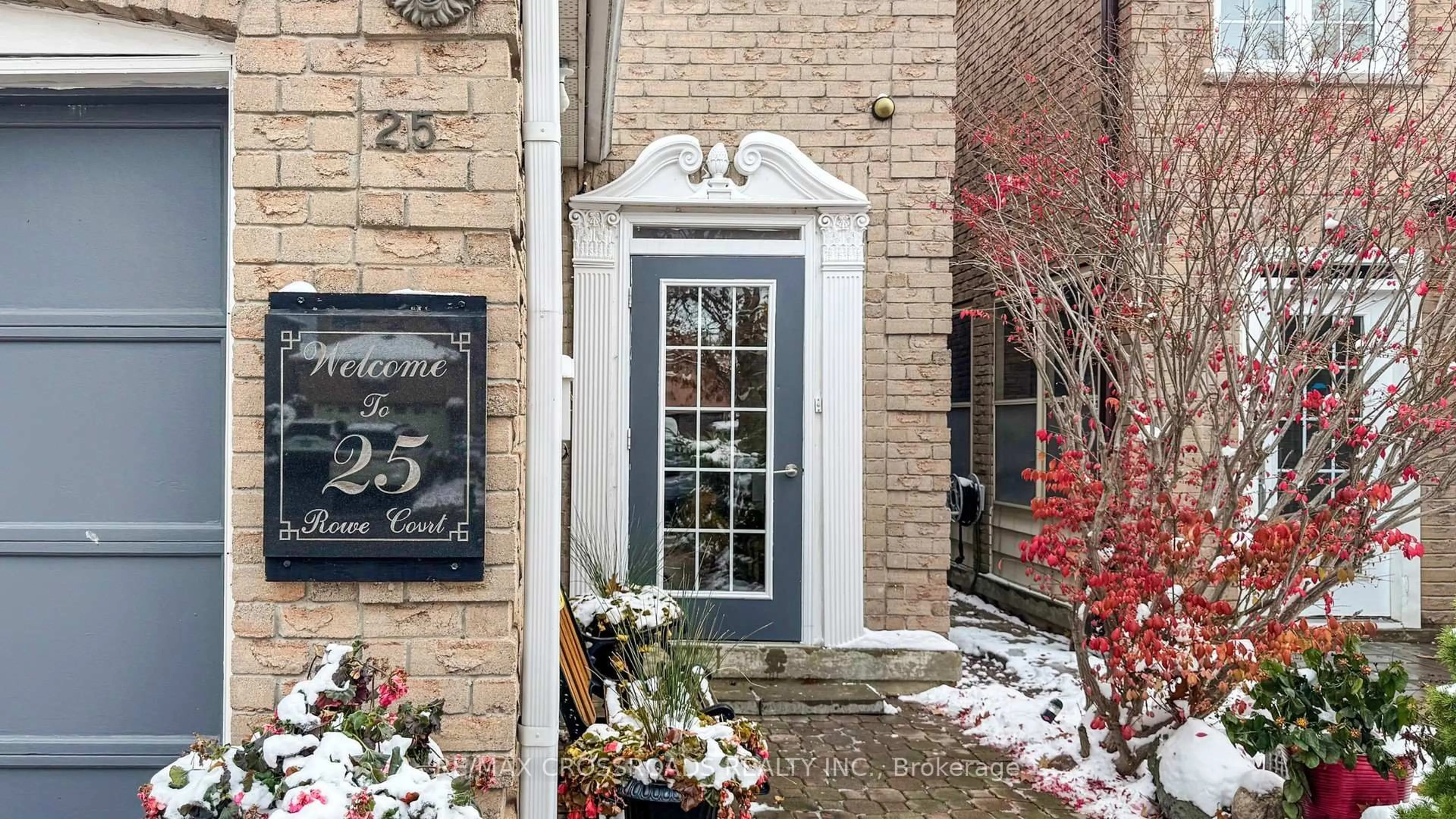 Indoor entryway for 25 Rowe Crt, Markham Ontario L3S 2J6