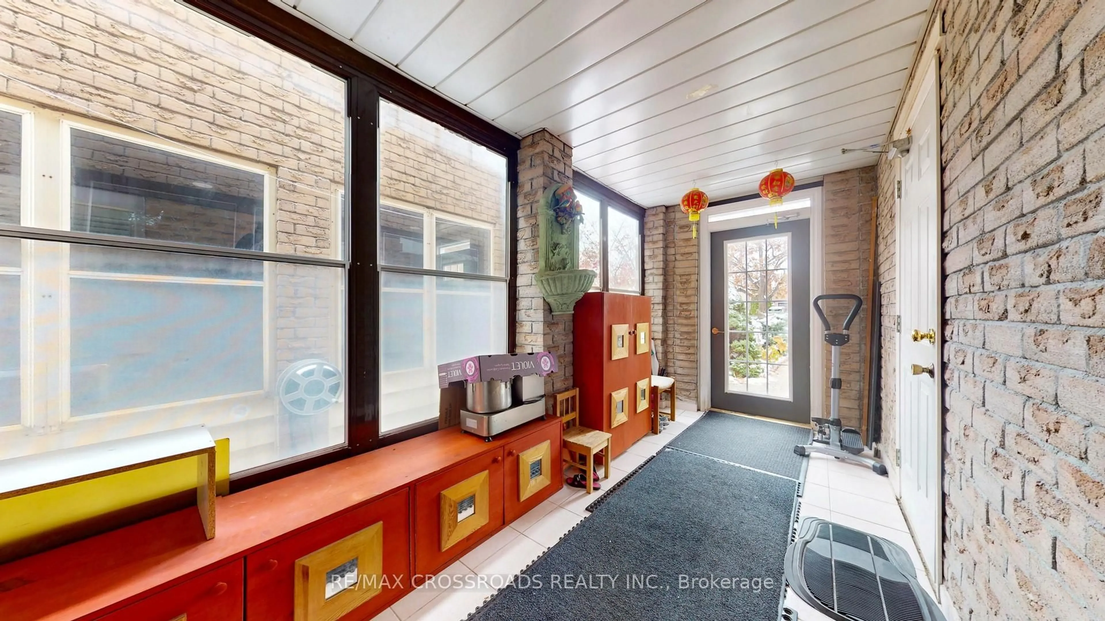 Indoor entryway for 25 Rowe Crt, Markham Ontario L3S 2J6