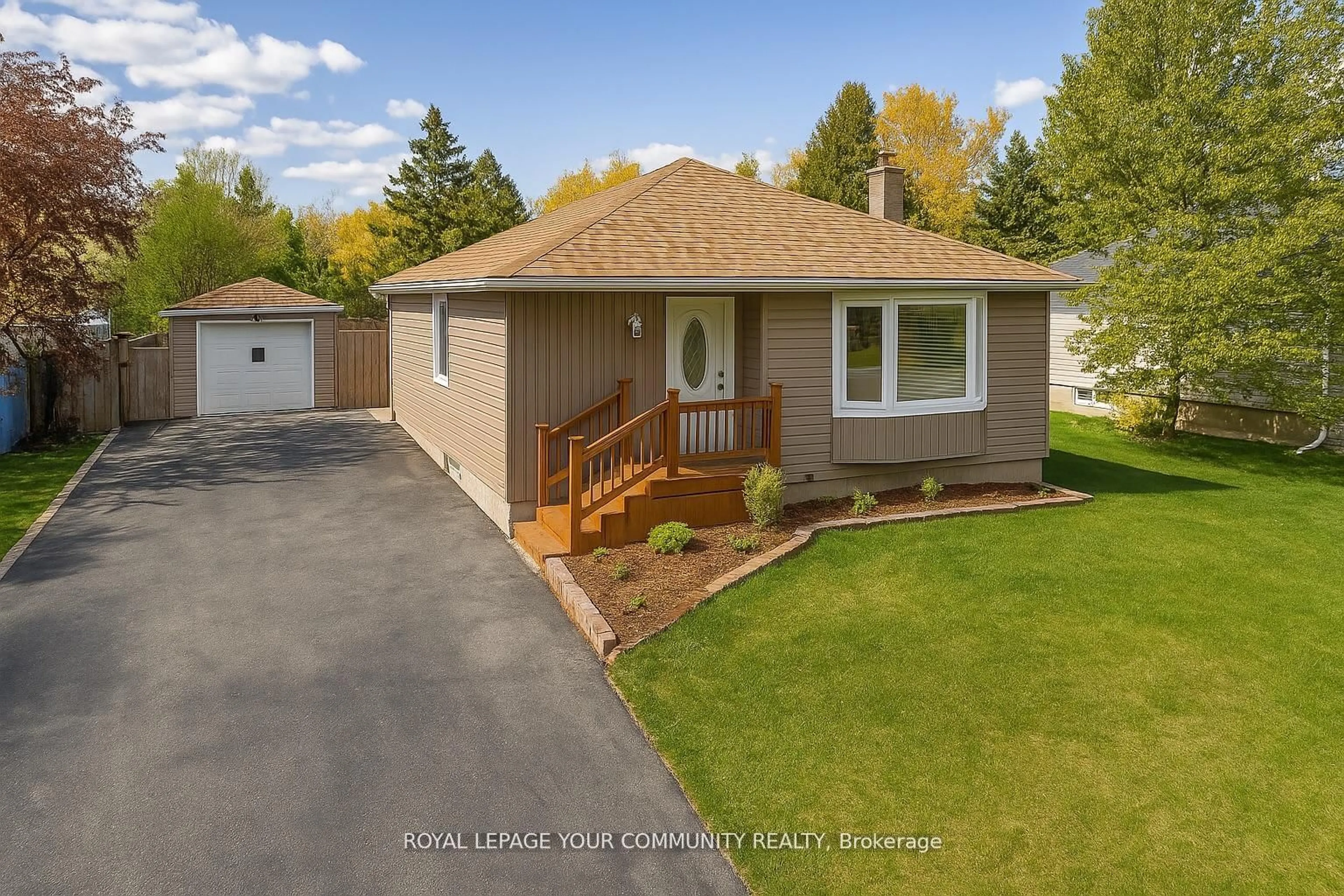 A pic from outside/outdoor area/front of a property/back of a property/a pic from drone, street for 60 Child Dr, Aurora Ontario L4G 1Y7