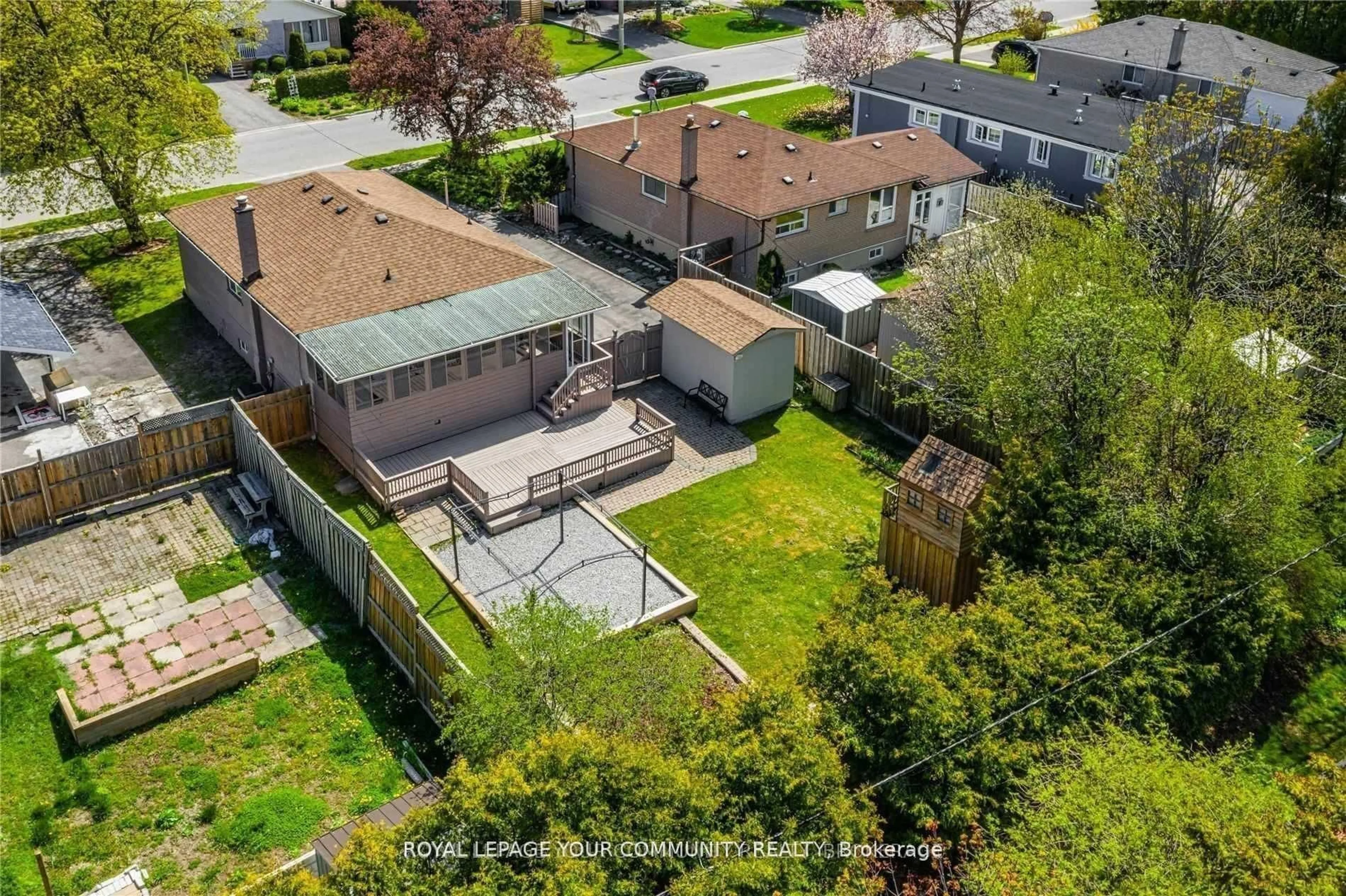 A pic from outside/outdoor area/front of a property/back of a property/a pic from drone, street for 60 Child Dr, Aurora Ontario L4G 1Y7