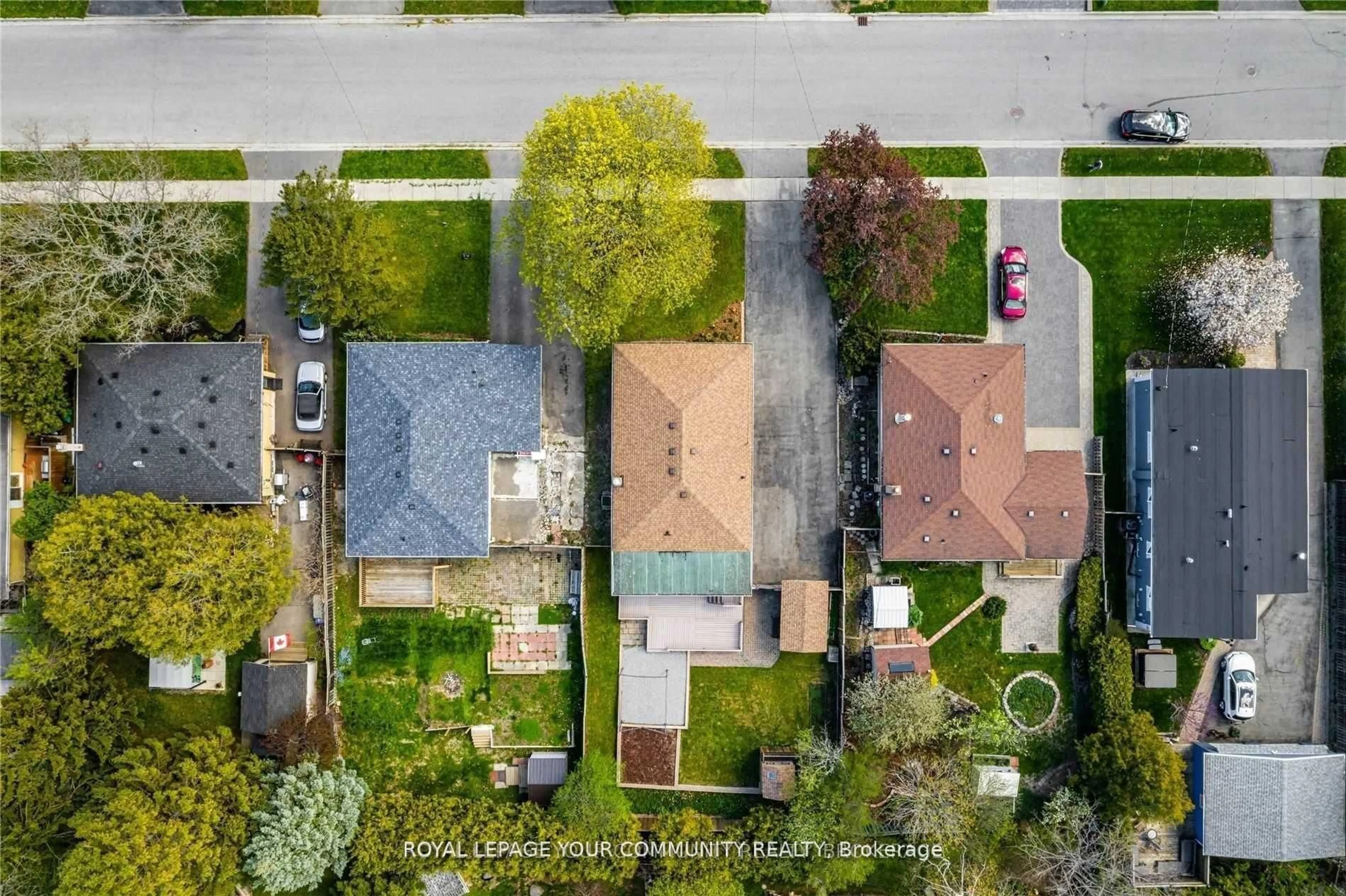 A pic from outside/outdoor area/front of a property/back of a property/a pic from drone, street for 60 Child Dr, Aurora Ontario L4G 1Y7