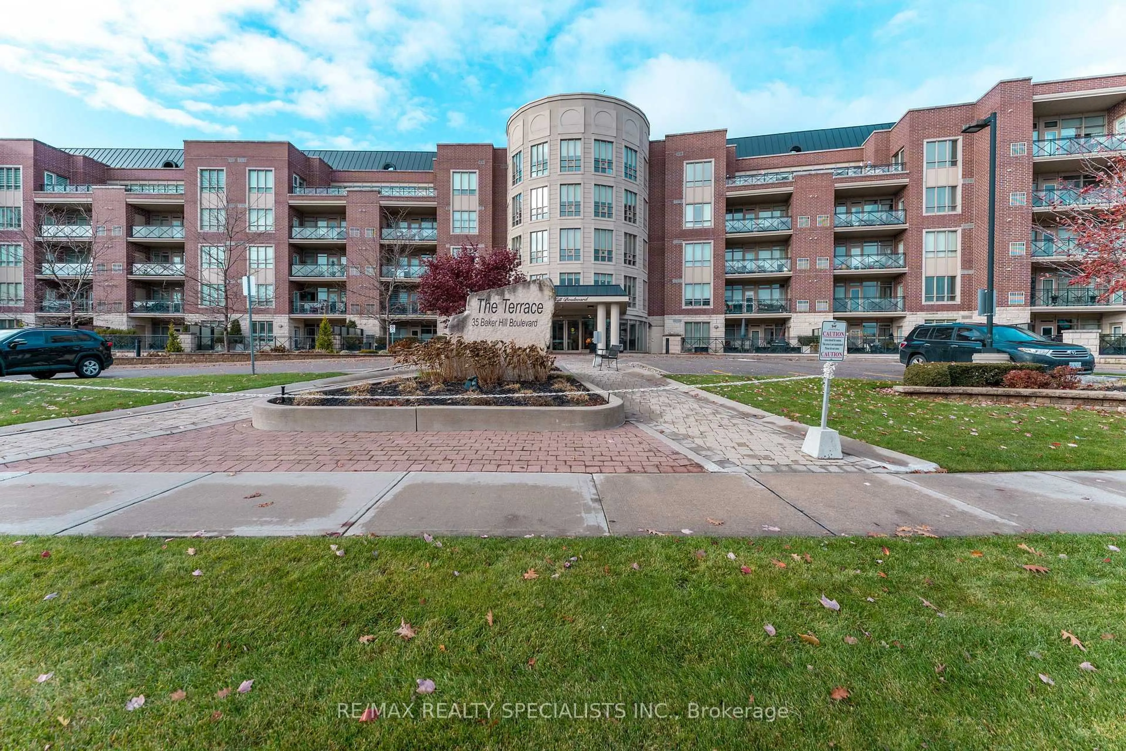 A pic from outside/outdoor area/front of a property/back of a property/a pic from drone, unknown for 35 Baker Hill Blvd #PH9, Whitchurch-Stouffville Ontario L4A 1P8