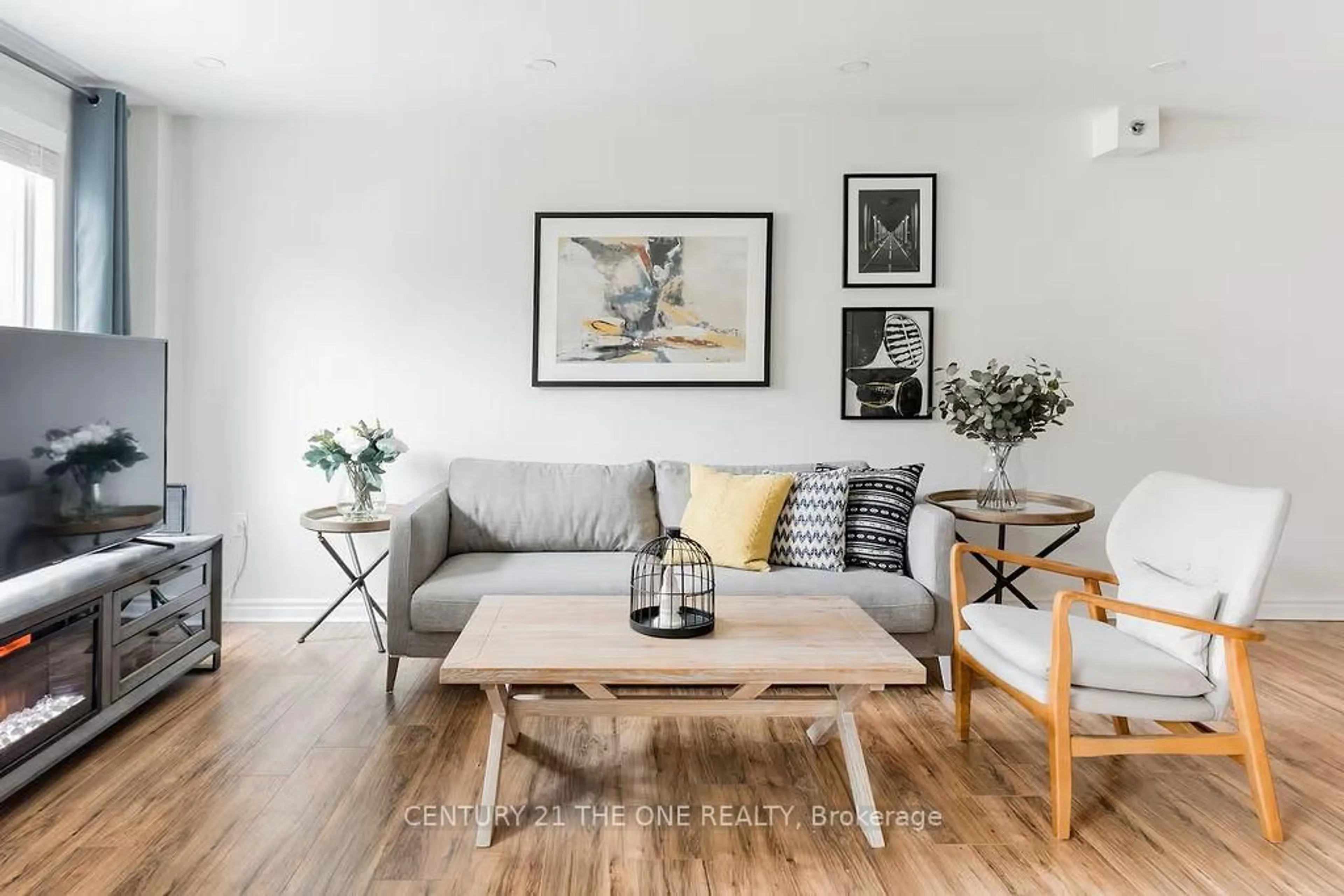 Living room with furniture, wood/laminate floor for 75 Weldrick Rd #721, Richmond Hill Ontario L4C 0H9