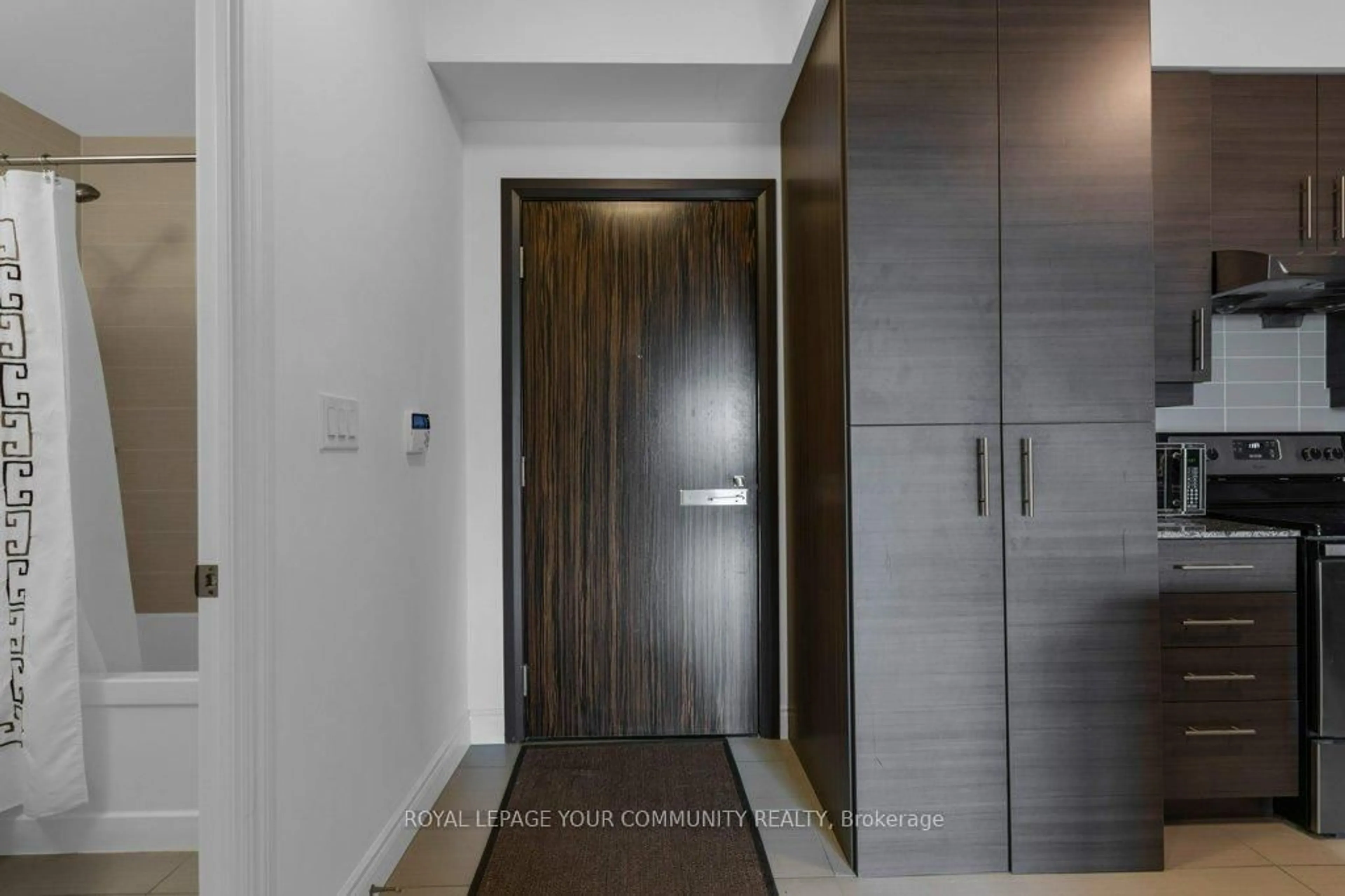 Indoor foyer for 277 South Park Rd #512, Markham Ontario L3T 7X4