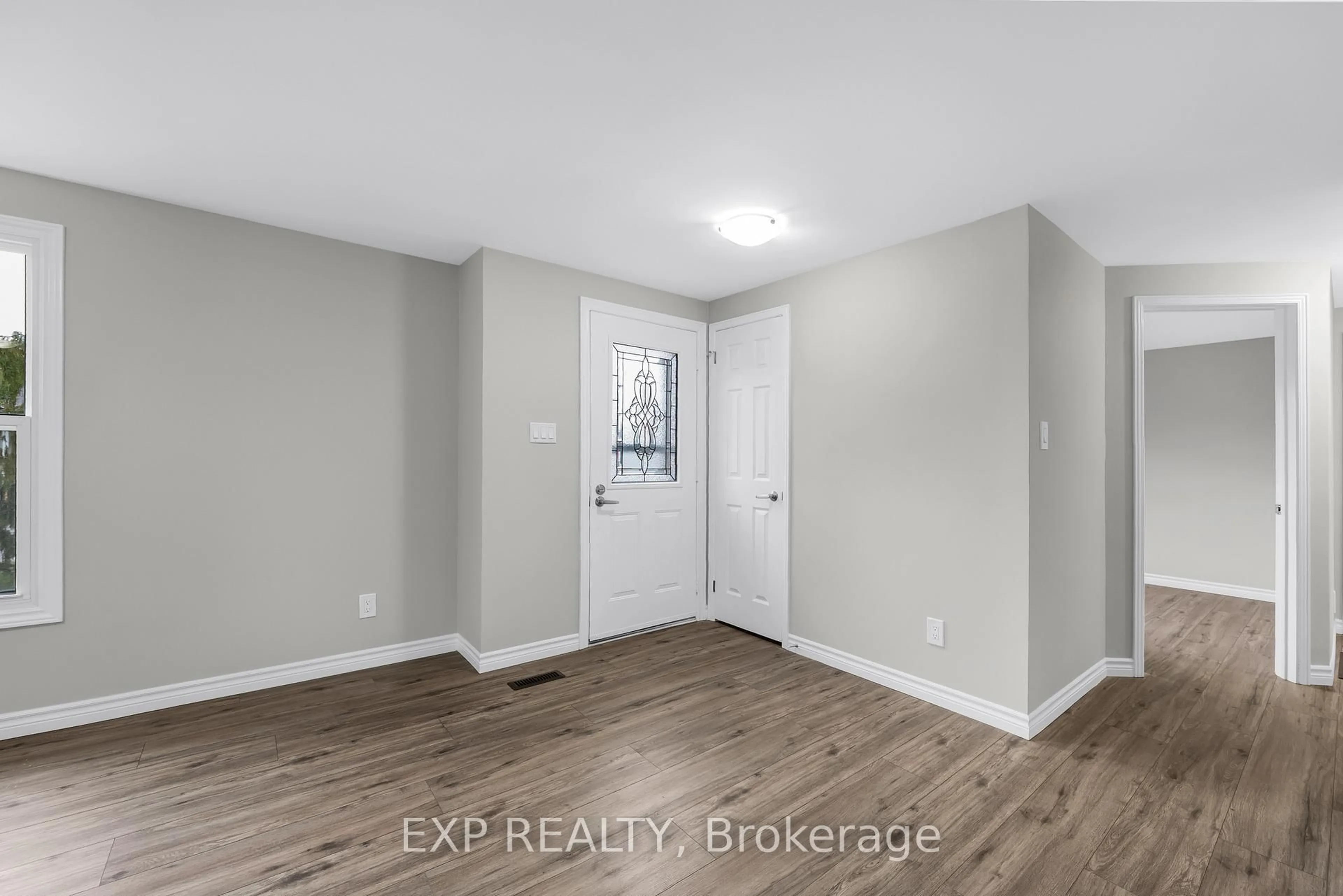 Indoor entryway for 52 Corner Brook Tr, Innisfil Ontario L9S 1N6