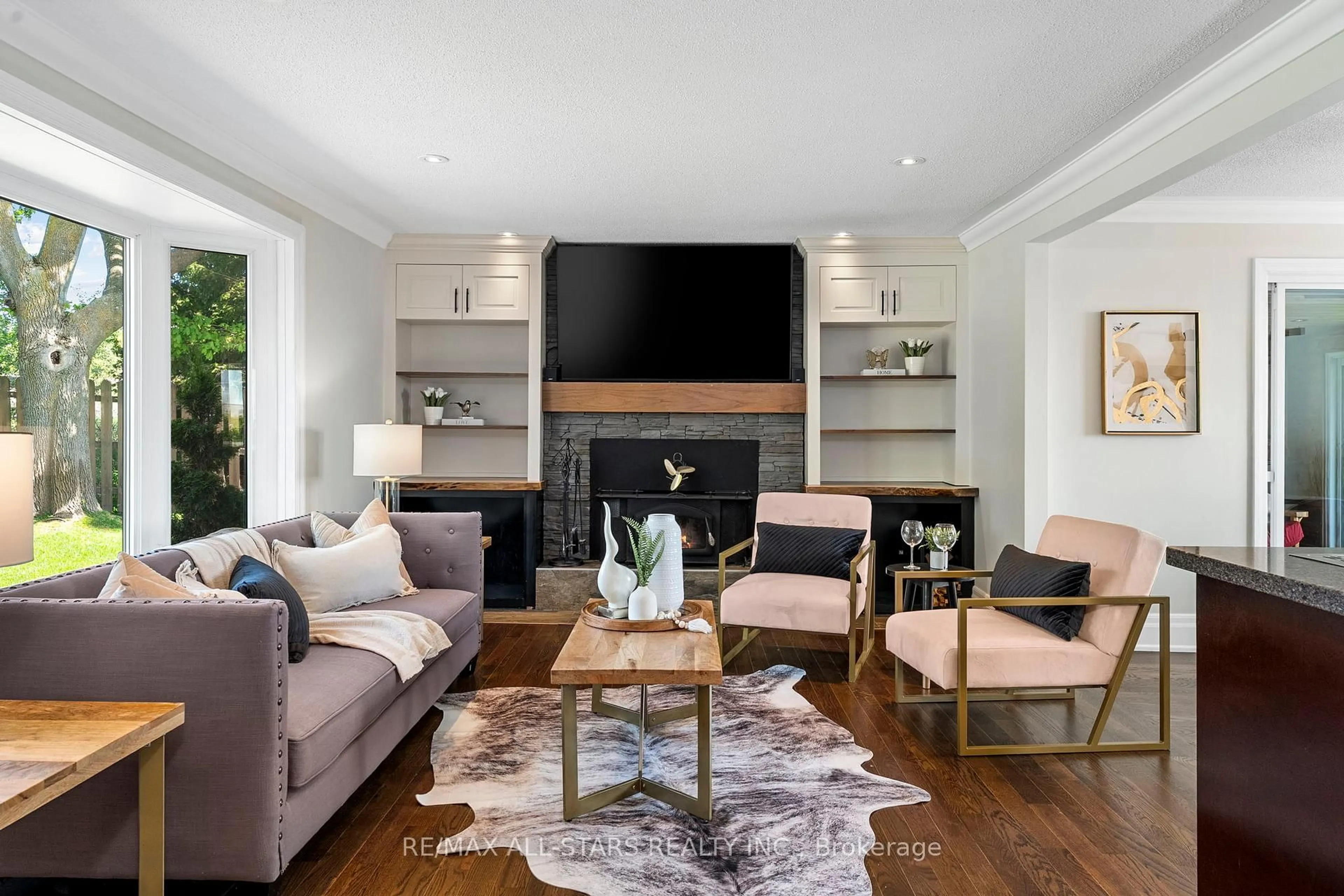 Living room with furniture, wood/laminate floor for 21002 Leslie St, East Gwillimbury Ontario L0G 1R0