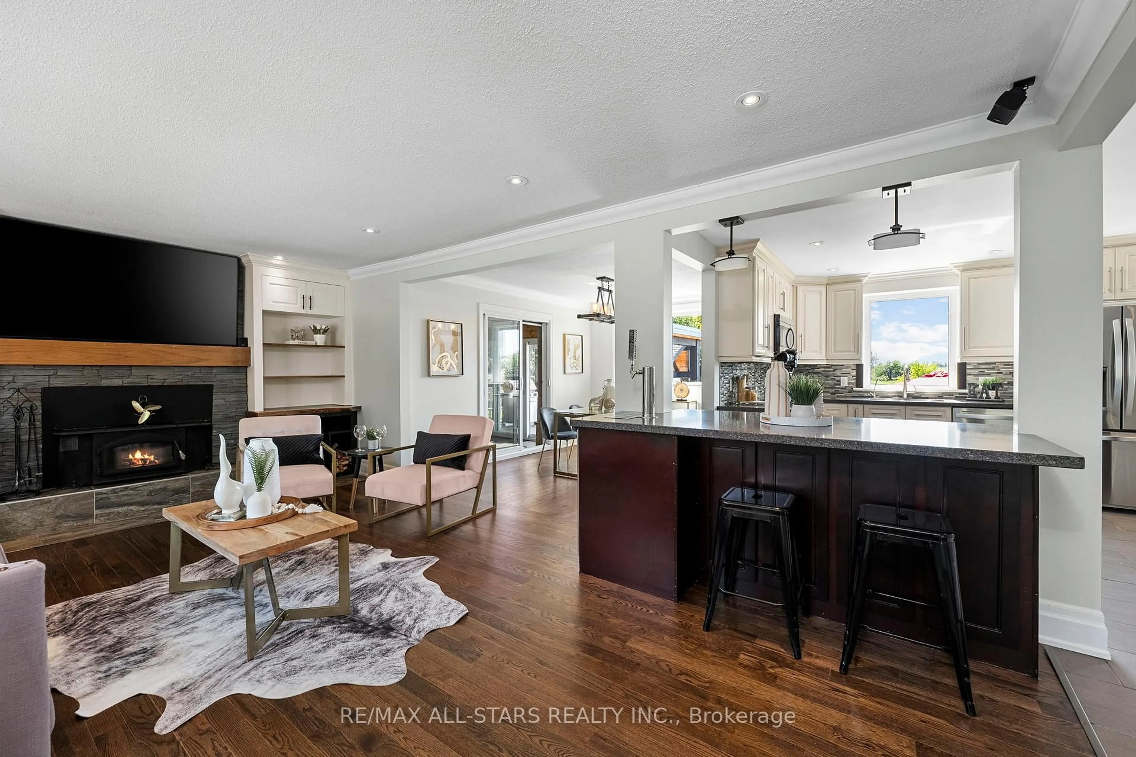 Open concept kitchen, unknown for 21002 Leslie St, East Gwillimbury Ontario L0G 1R0