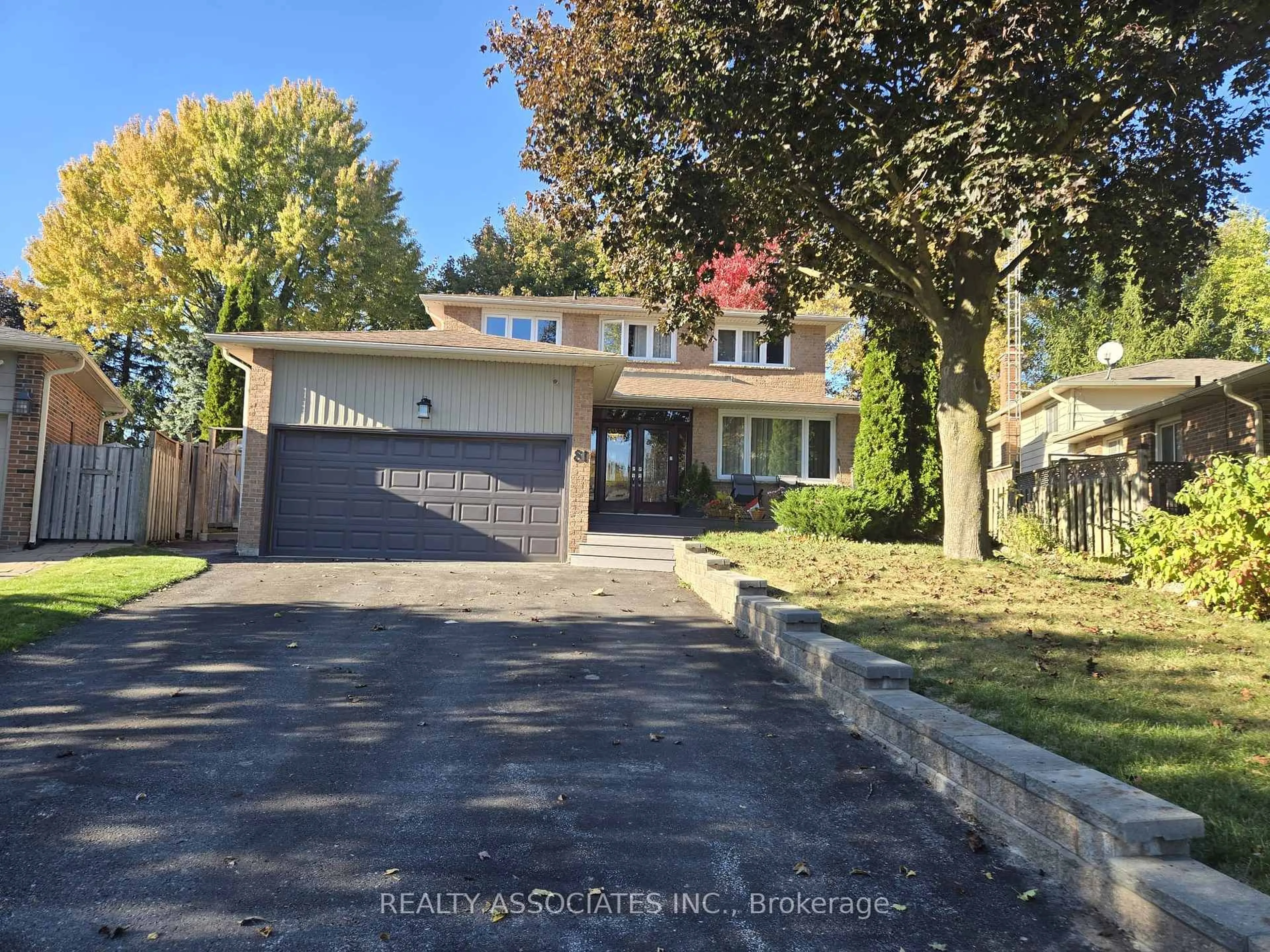 A pic from outside/outdoor area/front of a property/back of a property/a pic from drone, street for 81 Derby Crt, Newmarket Ontario L3Y 5Z8