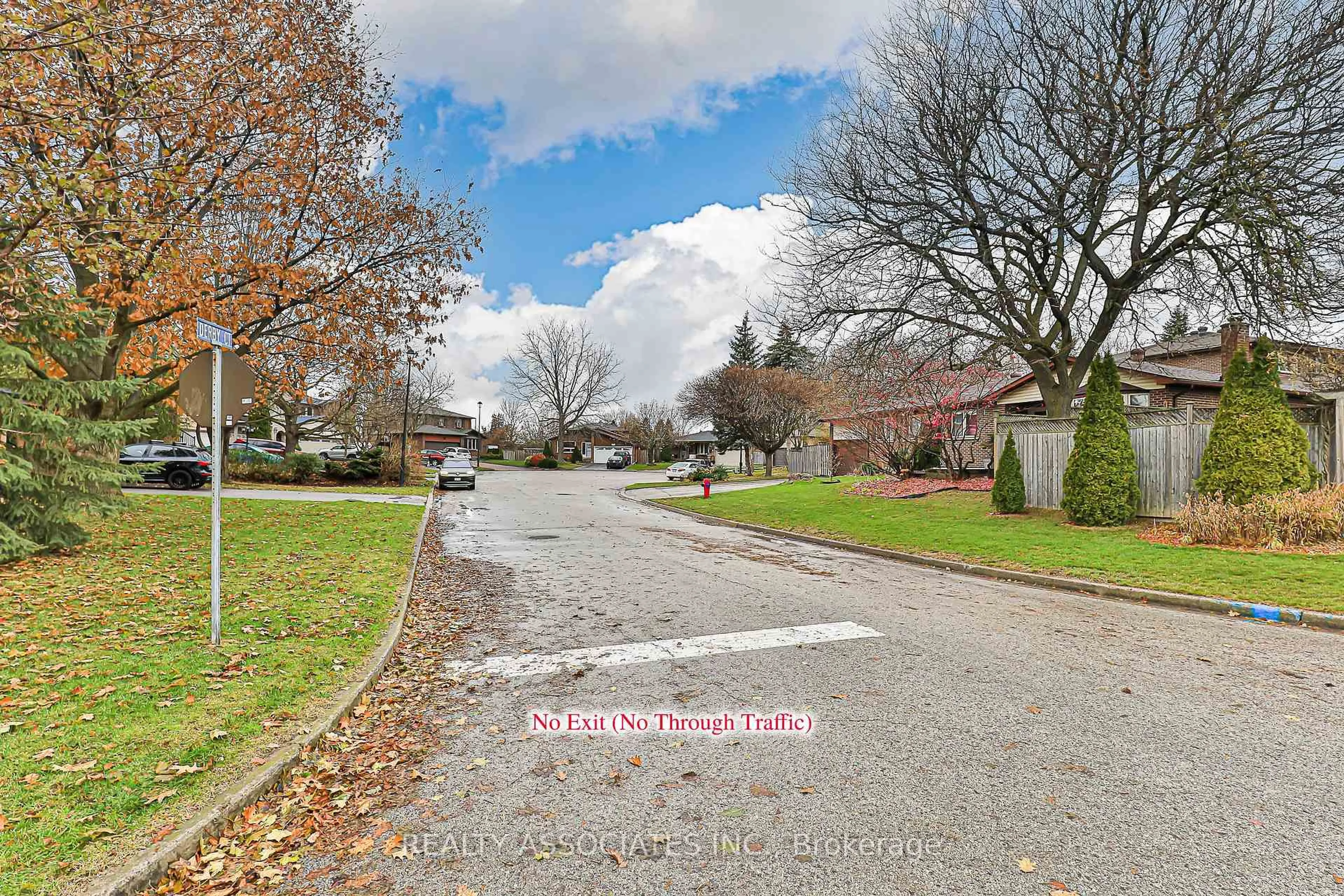 A pic from outside/outdoor area/front of a property/back of a property/a pic from drone, street for 81 Derby Crt, Newmarket Ontario L3Y 5Z8