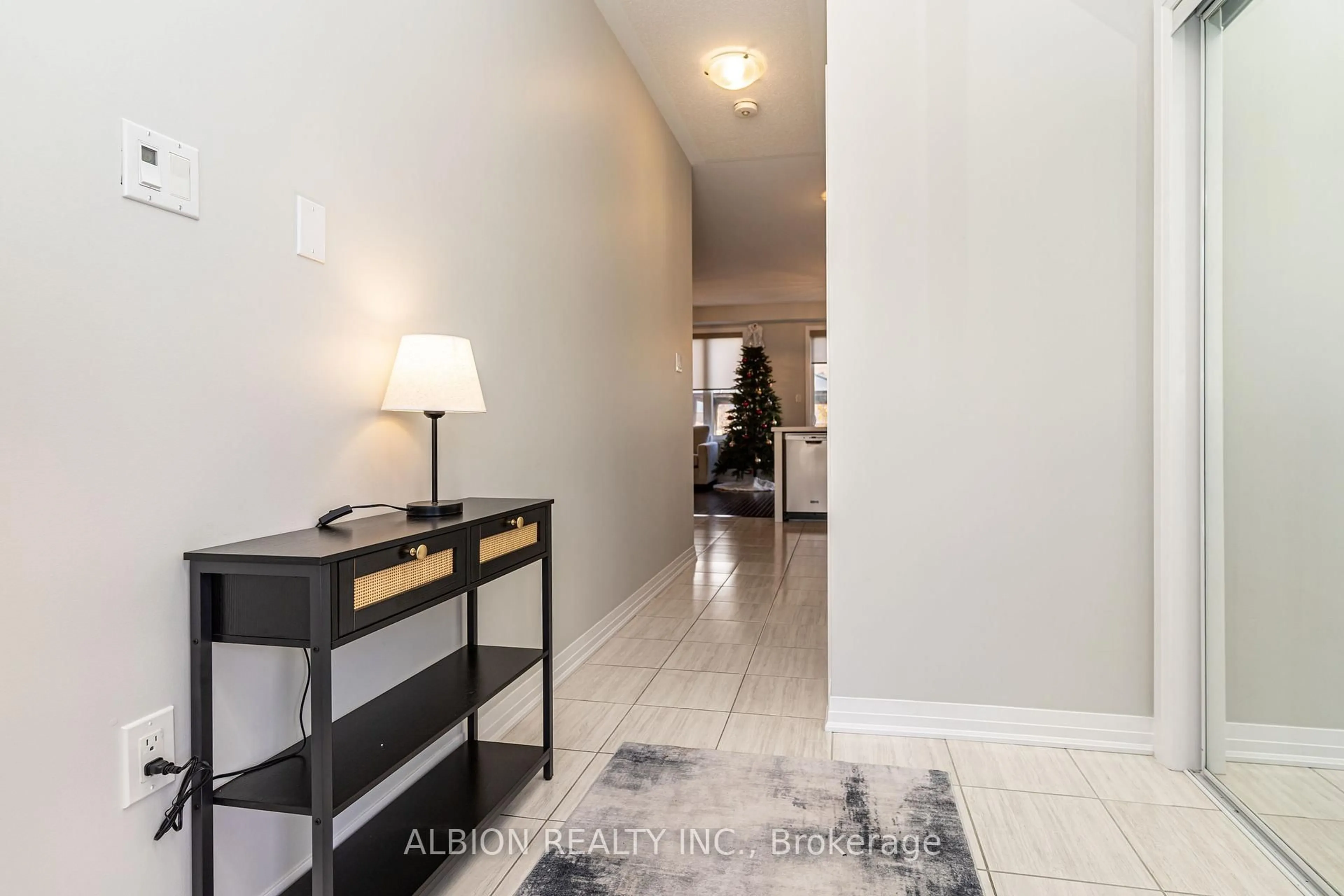 Indoor entryway for 37 Donnan Dr, New Tecumseth Ontario L0G 1W0