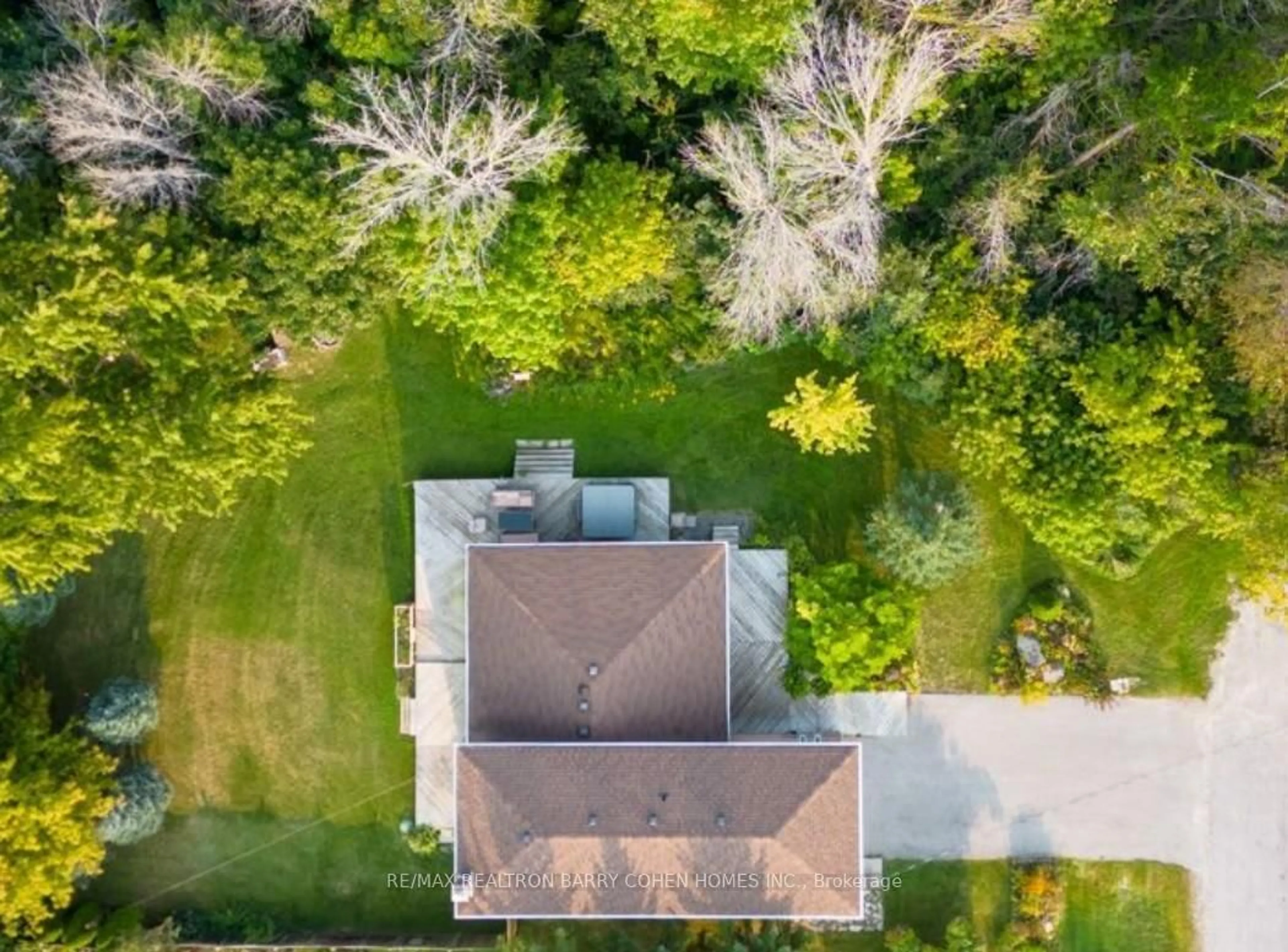 A pic from outside/outdoor area/front of a property/back of a property/a pic from drone, unknown for 14 Mellon Ave, Georgina Ontario L0E 1N0