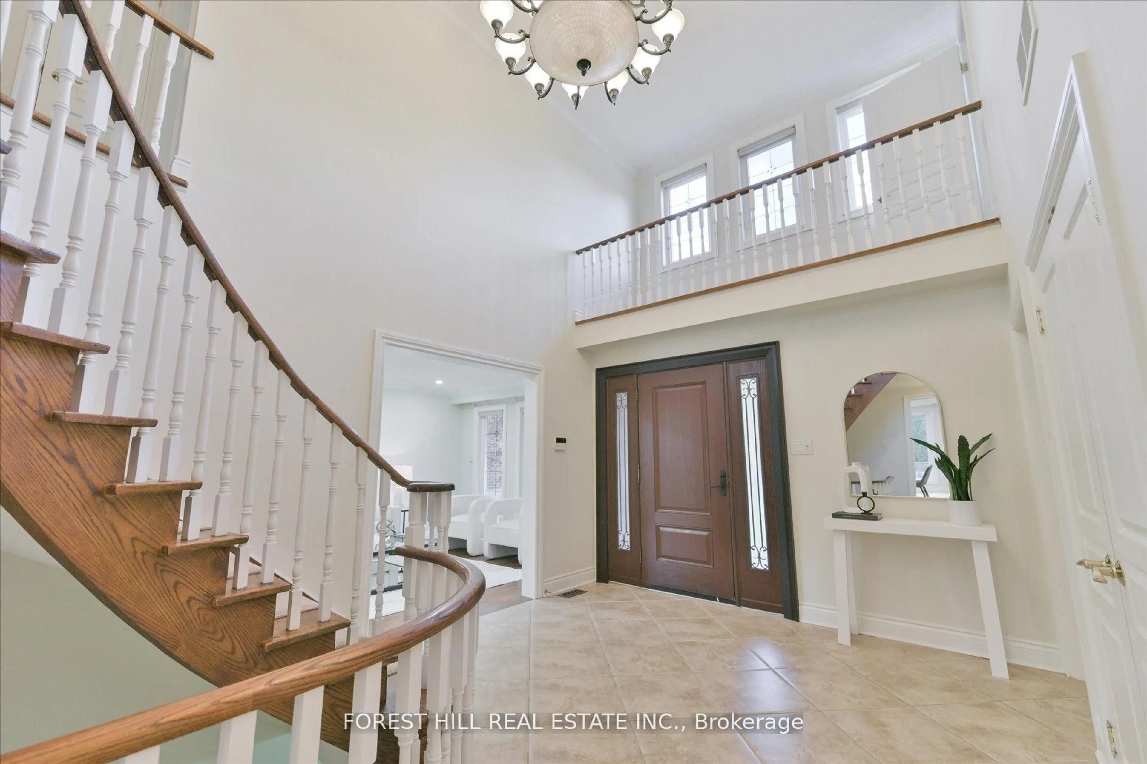 Indoor foyer for 137 Marsi Rd, Richmond Hill Ontario L4C 5R3