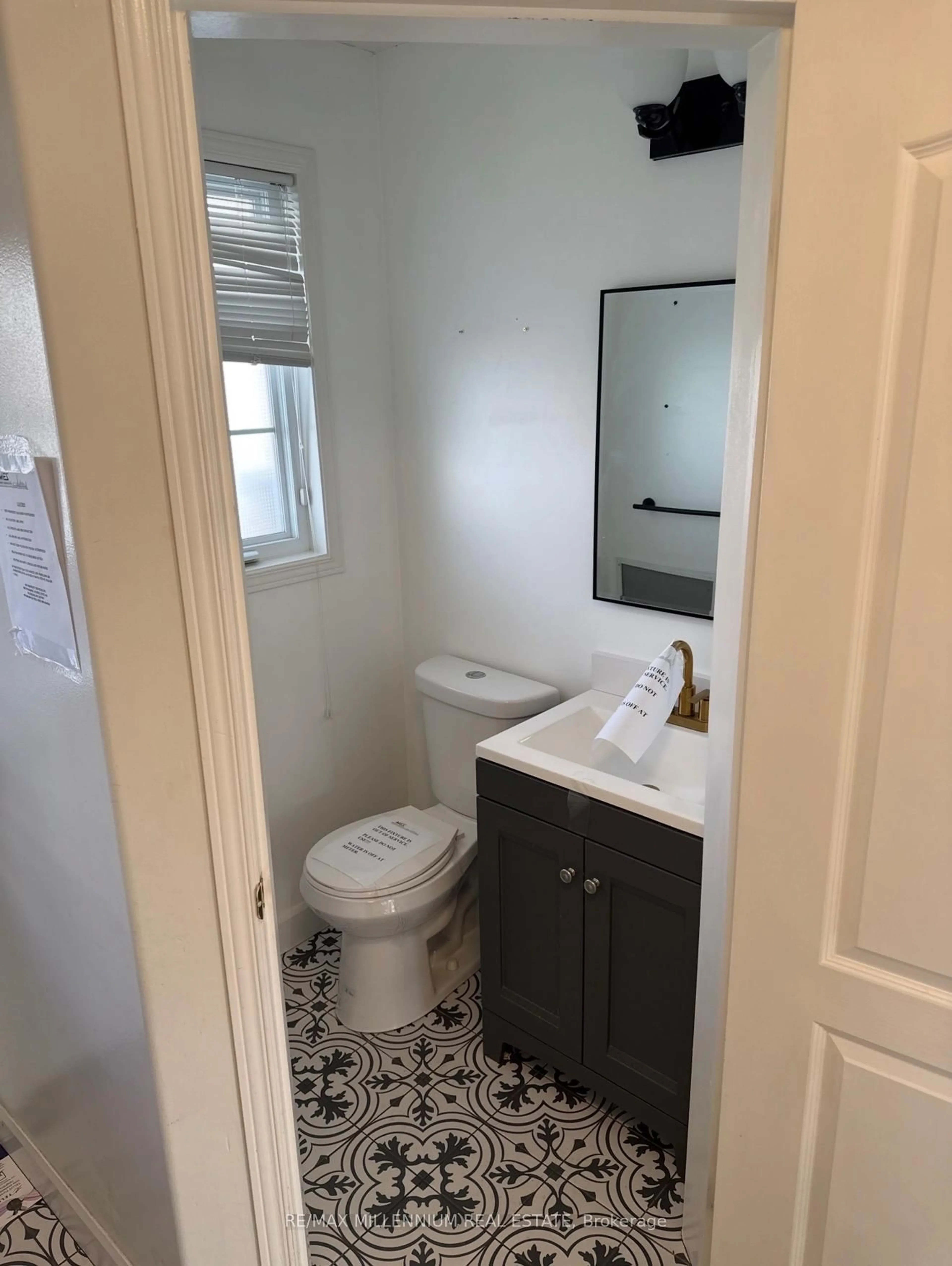 Standard bathroom, ceramic/tile floor for 27 Shephard Ave, New Tecumseth Ontario L9R 2E8