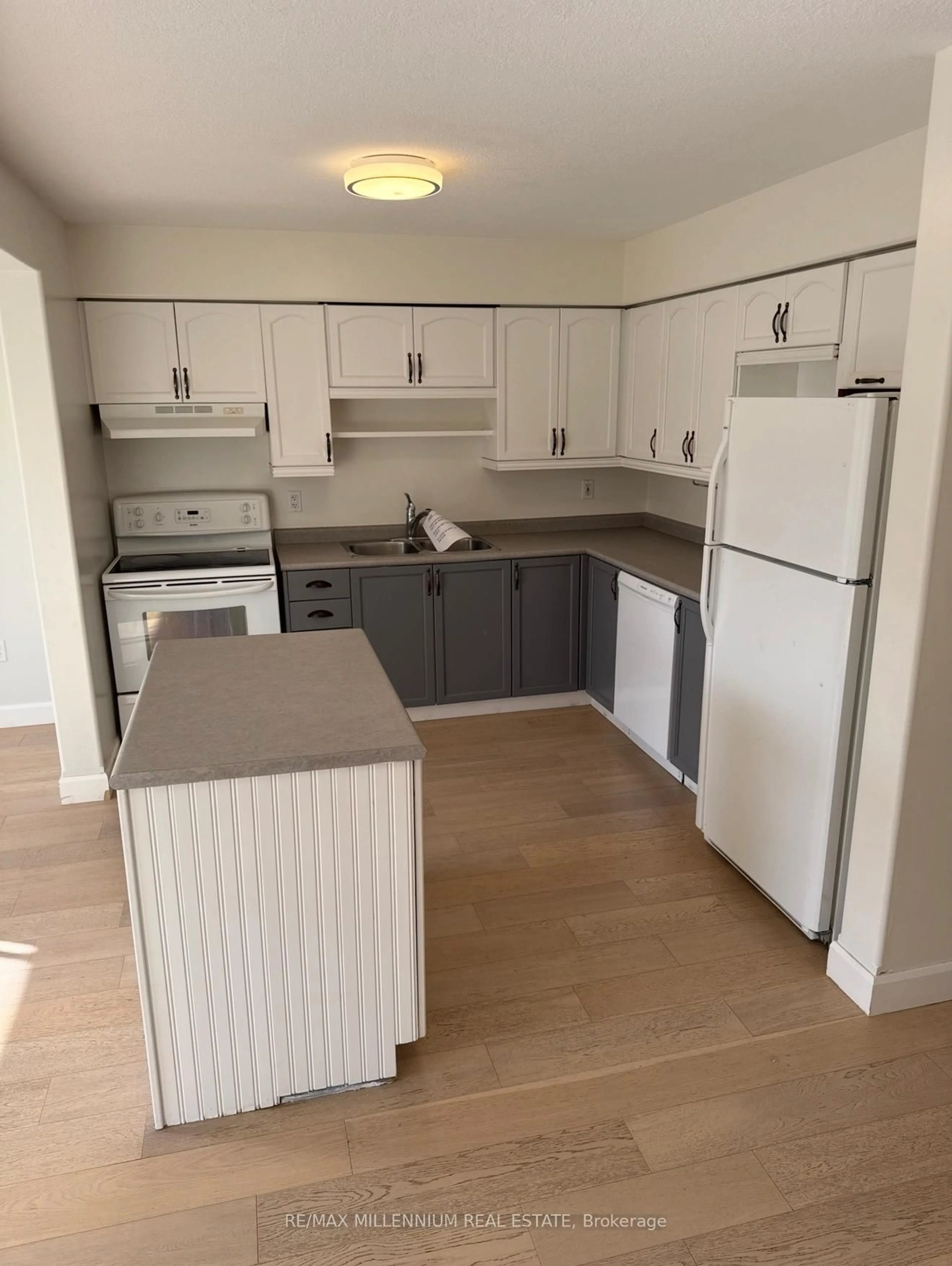 Standard kitchen, wood/laminate floor for 27 Shephard Ave, New Tecumseth Ontario L9R 2E8