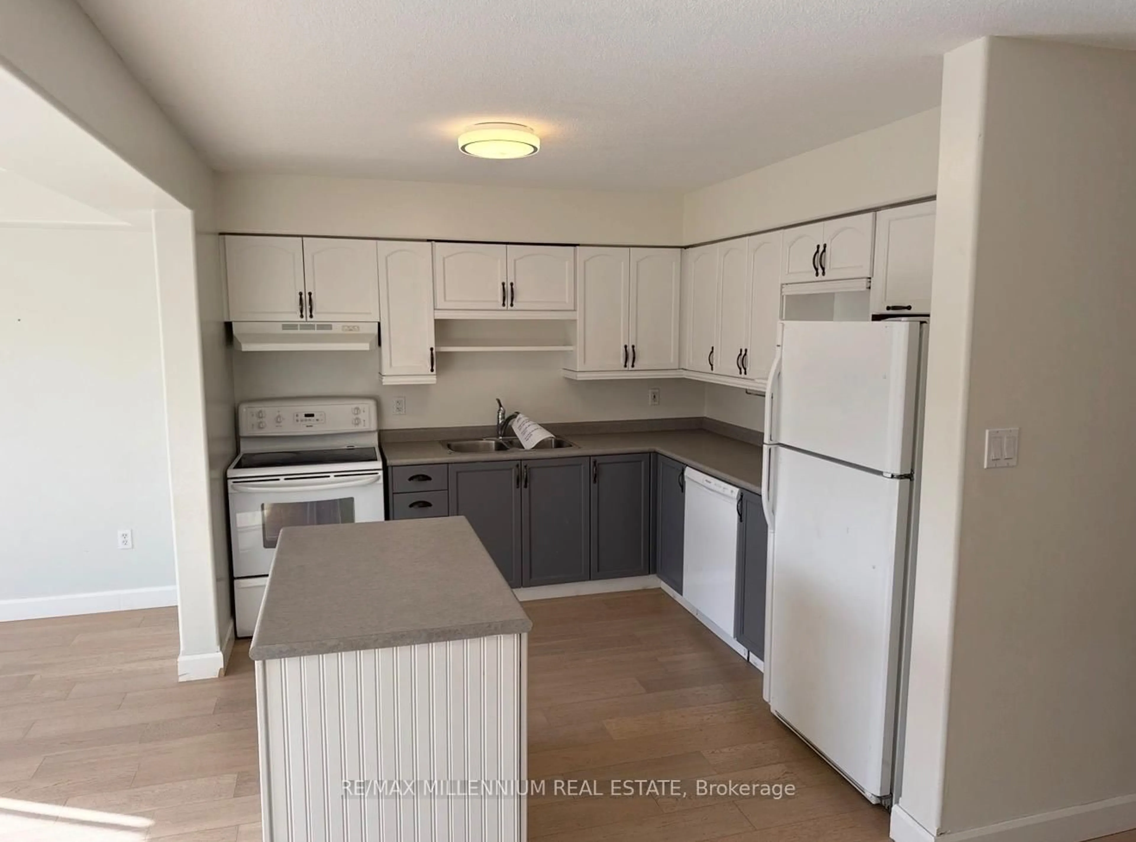 Standard kitchen, wood/laminate floor for 27 Shephard Ave, New Tecumseth Ontario L9R 2E8